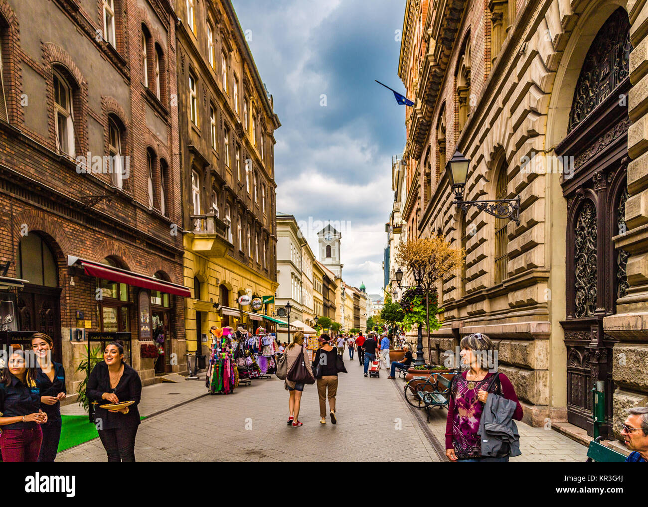 BUDAPEST, Ungarn - 16. SEPTEMBER 2014: Touristen, Einkaufen in der Vaci Utca und anderen beliebten Straßen des historischen Zentrums. Jedes Jahr wird die Anzahl der Stockfoto