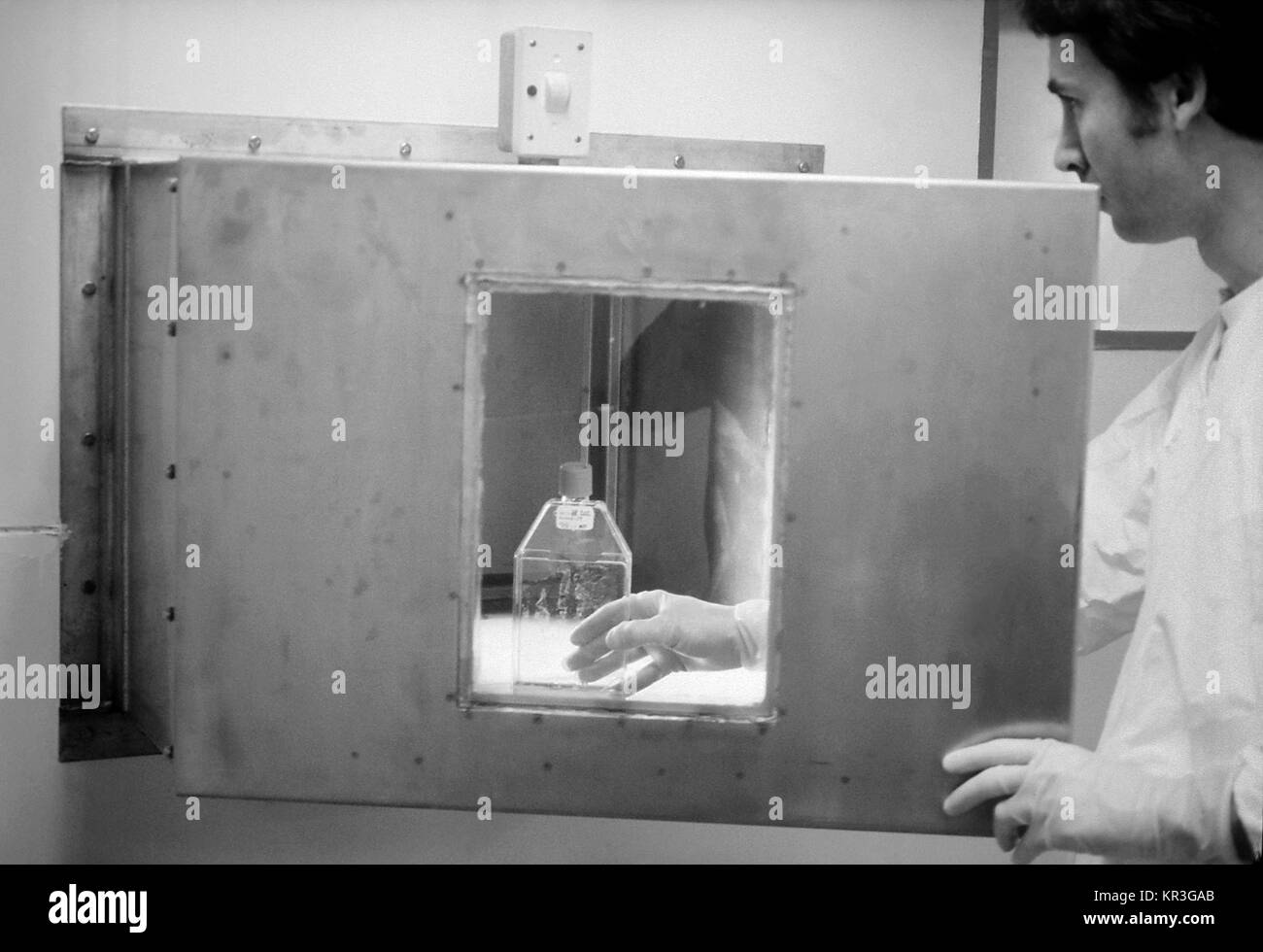 Eine inszenierte Fotografie Darstellung einer UV-pass-Box in eine maximale Serveranzahl lab, 1977, 1977. LabScience, die UV-Feld "pass Kabinett wurde in Maximale Containment Labs, durch die möglicherweise kontaminierte Gegenstände übertragen wurden, um die Krankheitserreger bei der Übertragung zwischen Labor Zimmer leblos zu machen. Bild mit freundlicher Genehmigung von CDC/Dr. Karl M. Johnson. Stockfoto