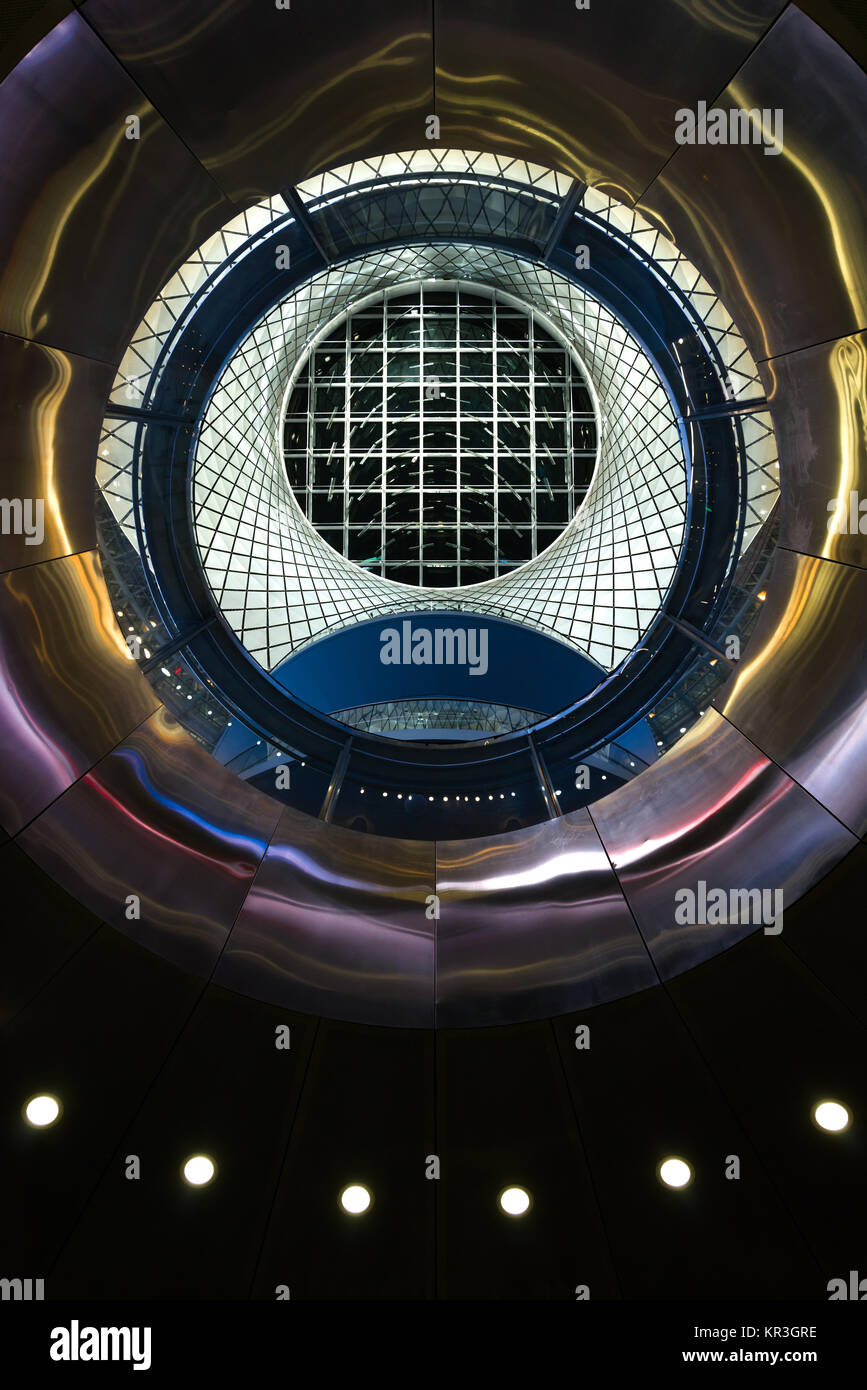 Blick von den unteren Ebenen nach oben durch die Oculus zum Himmel Reflector-Net oben auf der Fulton Mitte Transit Hub, Manhattan, New York, USA Stockfoto