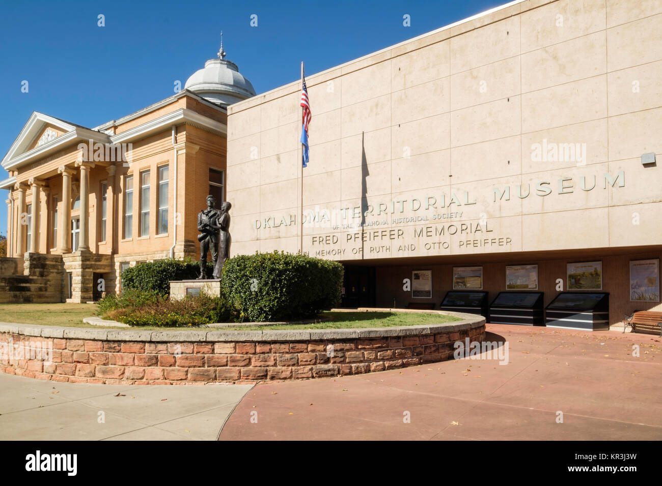 Äußere der neo-klassischen Oklahoma territorialen Museum und die Statue eines Oklahoma Cowboy und einer Indianerin. Guthrie, Oklahoma, USA. Stockfoto
