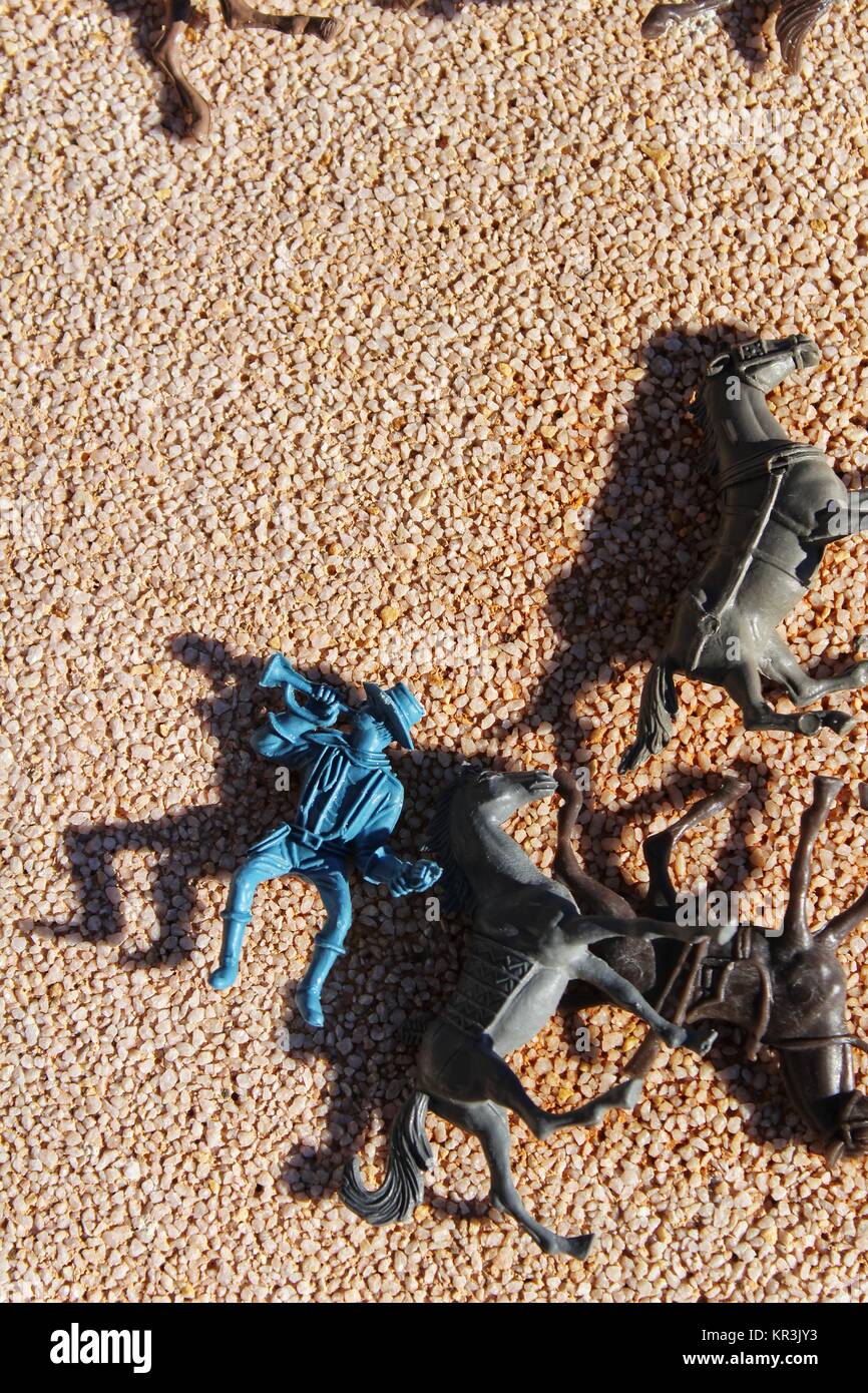 Bunte Spielzeug der Kinder unordentlich auf dem Boden Textur Stockfoto