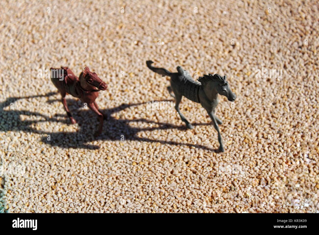 Bunte Spielzeug der Kinder unordentlich auf dem Boden Textur Stockfoto