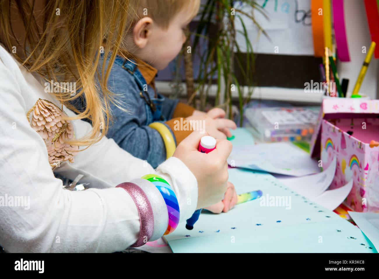 Kinder mit modernster Ausstattung zu zeichnen und Bilder machen, bis der Hände in der Nähe Stockfoto