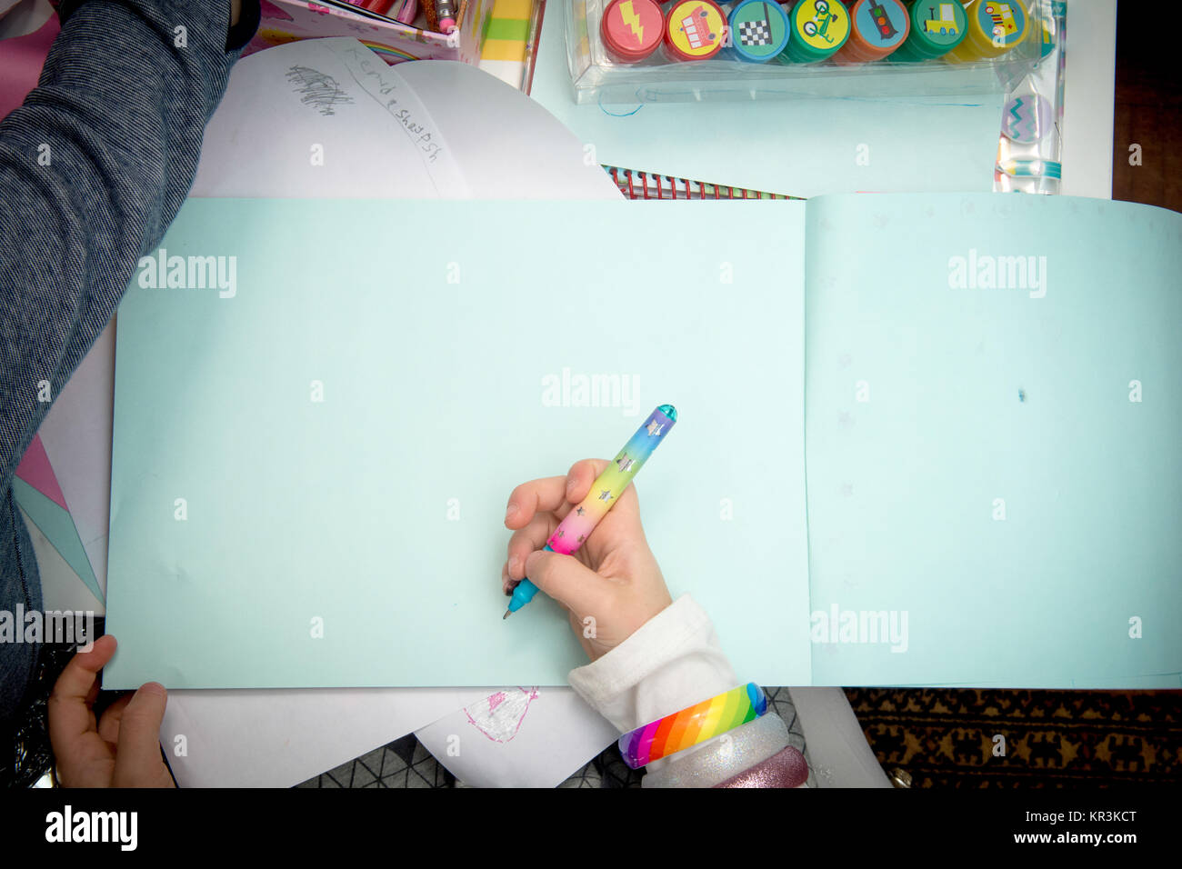 Kinder mit modernster Ausstattung zu zeichnen und Bilder machen, bis der Hände in der Nähe Stockfoto