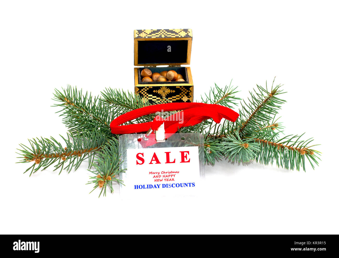 Tanne Zweig, Schatulle mit Wald Nüsschen und eine Inschrift über Weihnachtsverkauf Stockfoto