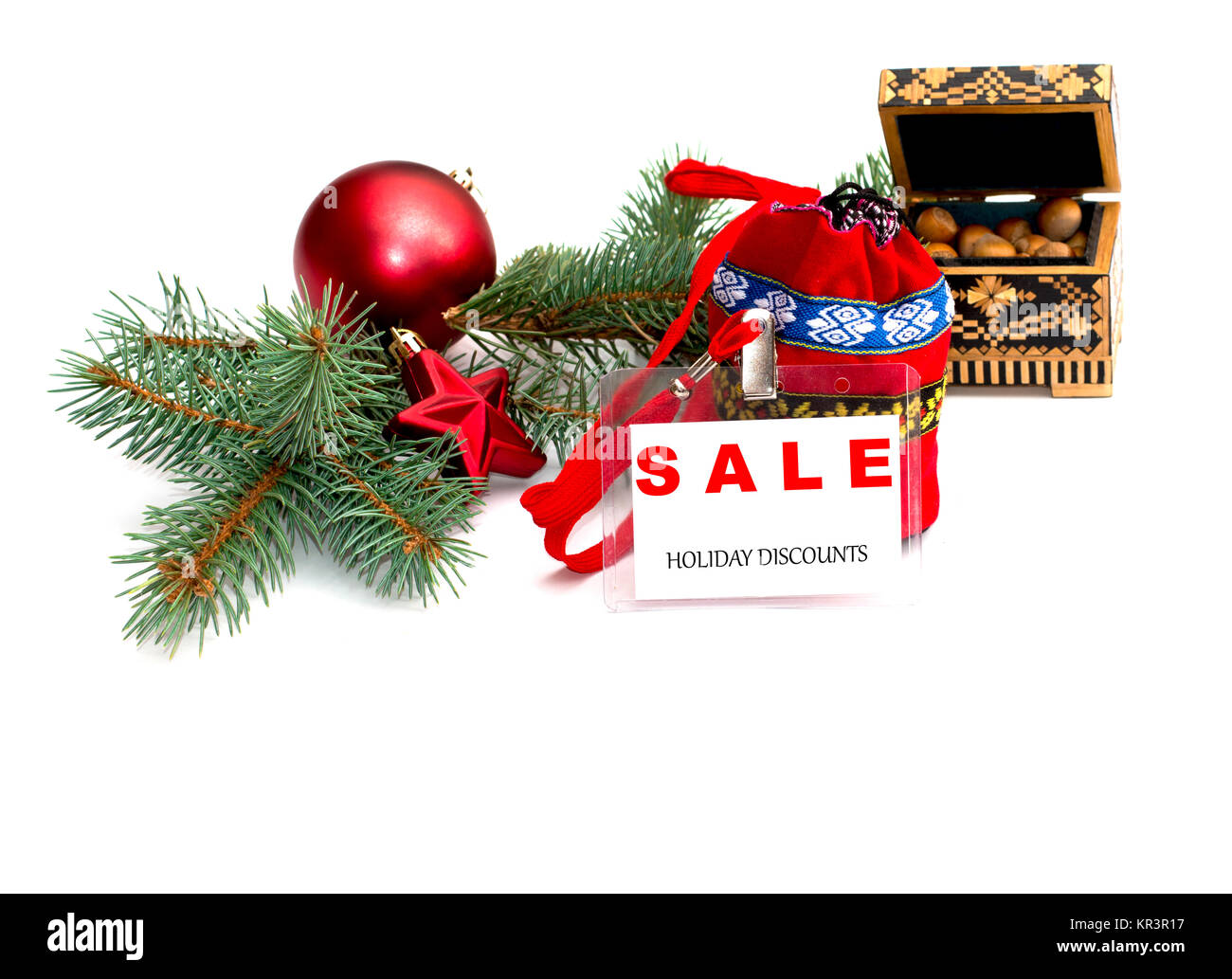 Fir Tree Branch, Tasche, Haselnüsse und mit Verkauf eine Inschrift des Neuen Jahres label Stockfoto