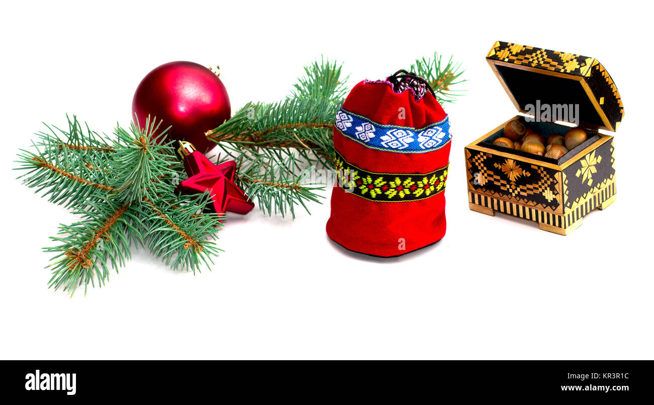 Fir Tree Branch, Tasche und Schatulle mit nutlets, Isolieren, Winter, das Thema Weihnachten und Neues Jahr Stockfoto