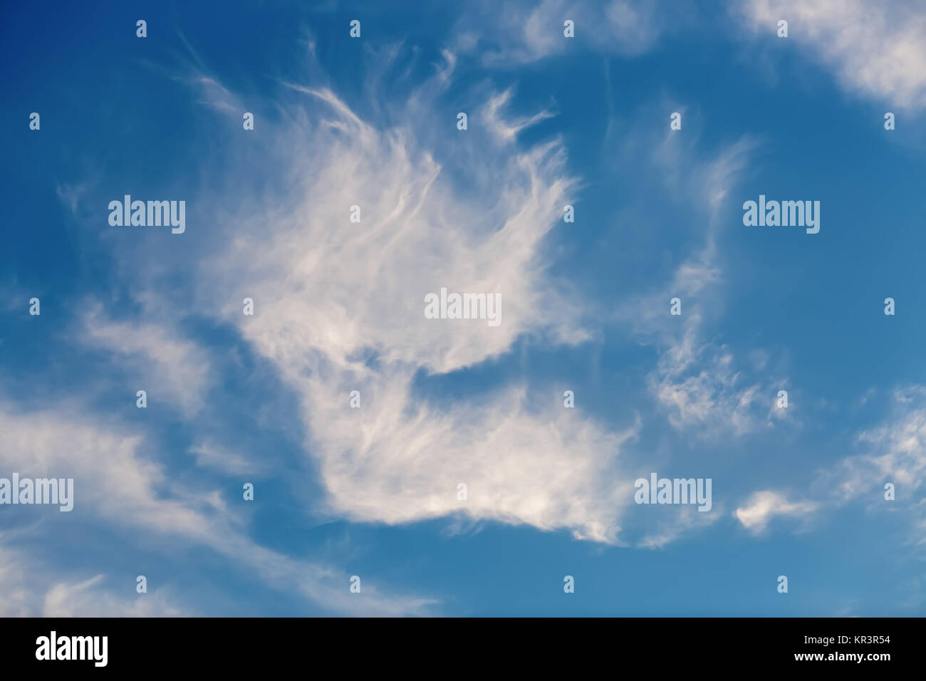 Blauer Himmel mit Cirruswolken Stockfoto