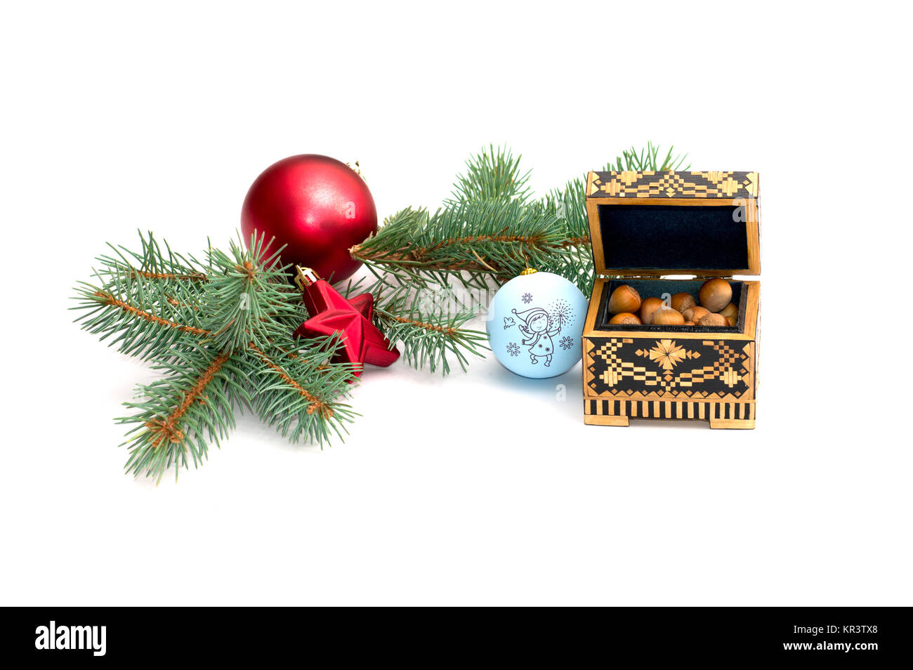 die Tanne Zweig dekoriert mit Kugeln und Schatulle mit Wald Nüsschen Stockfoto