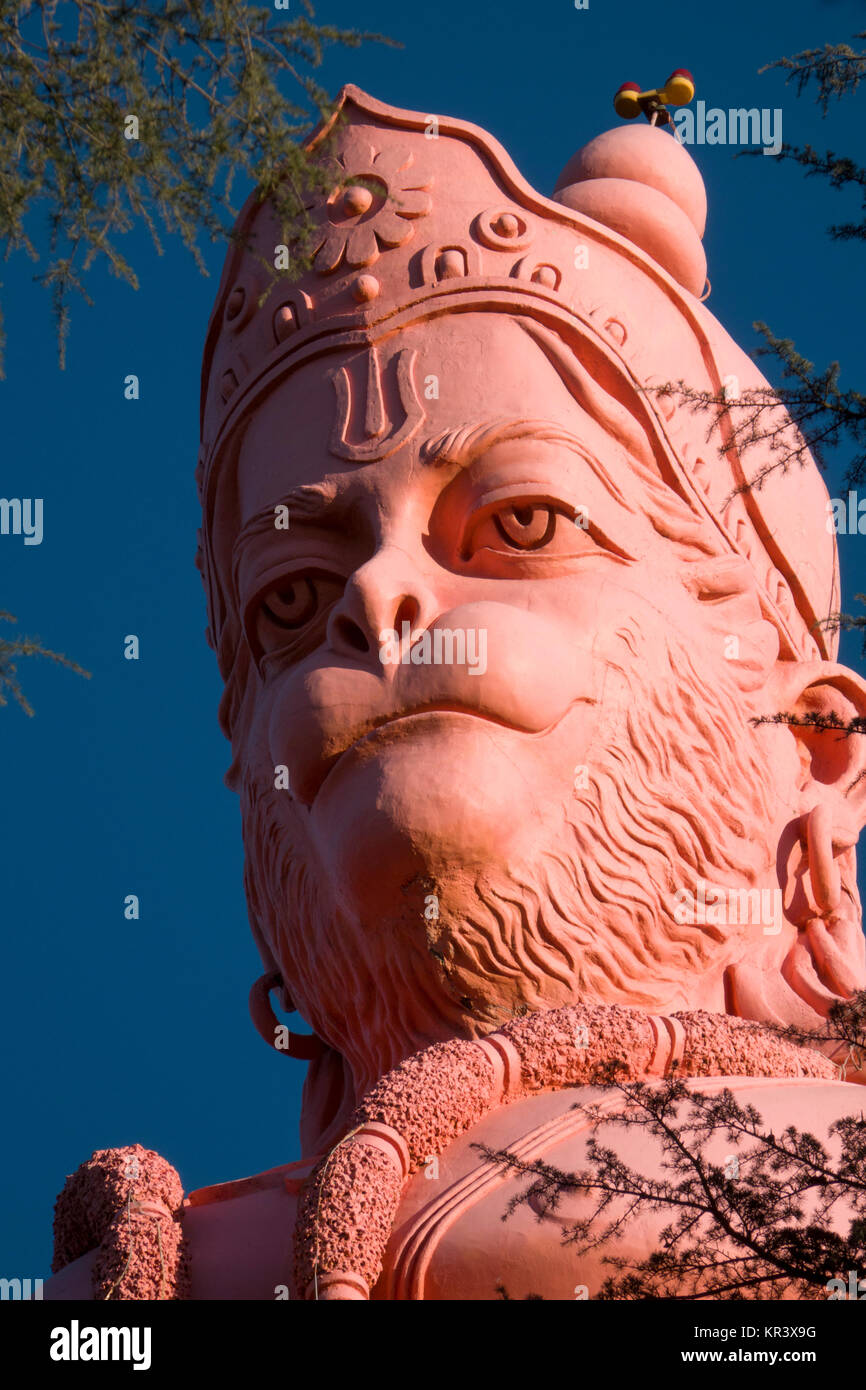 Detailansicht der weltweit höchsten Hanuman (affengott) Statue an Jakhoo Tempel in Shimla, Indien Stockfoto