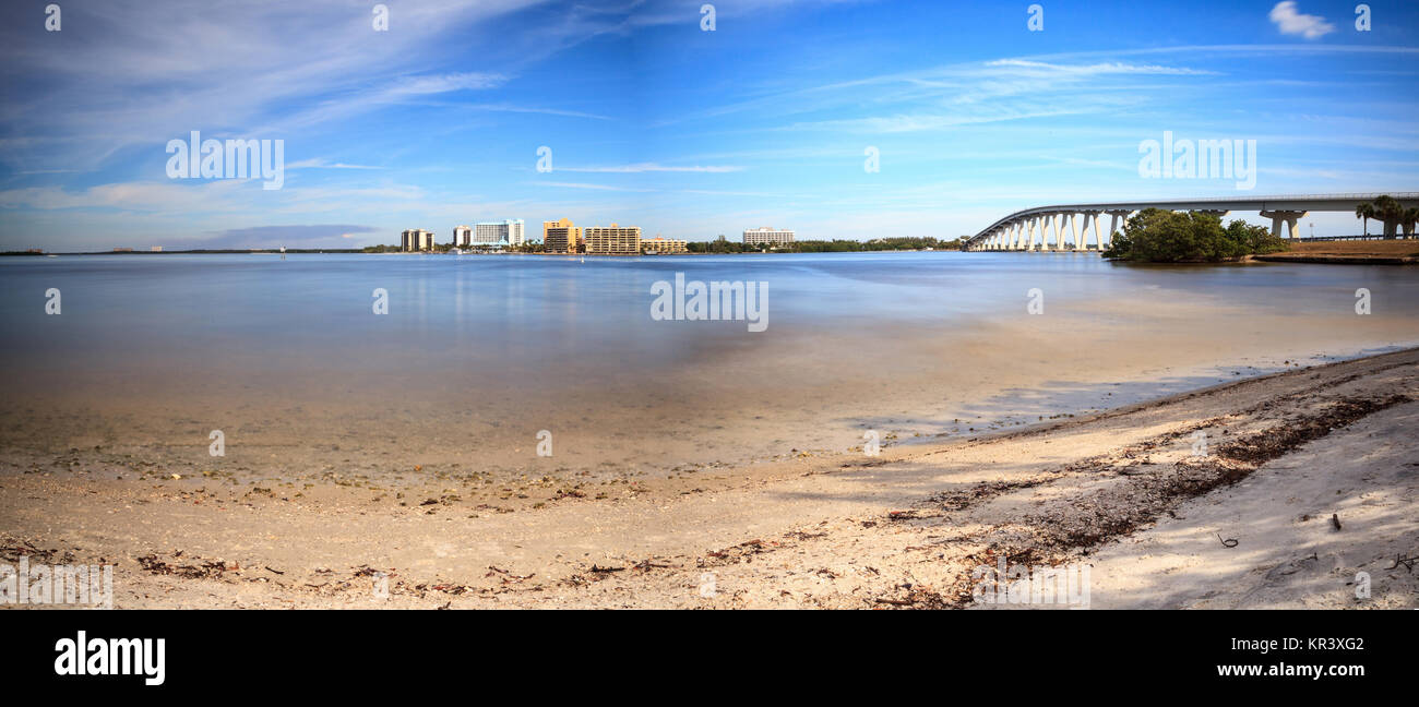Blick vom Strand von Sanibel Causeway Bridge, die Kreuze San Carlos Bay in Sanibel Island, Florida zu führen. Stockfoto