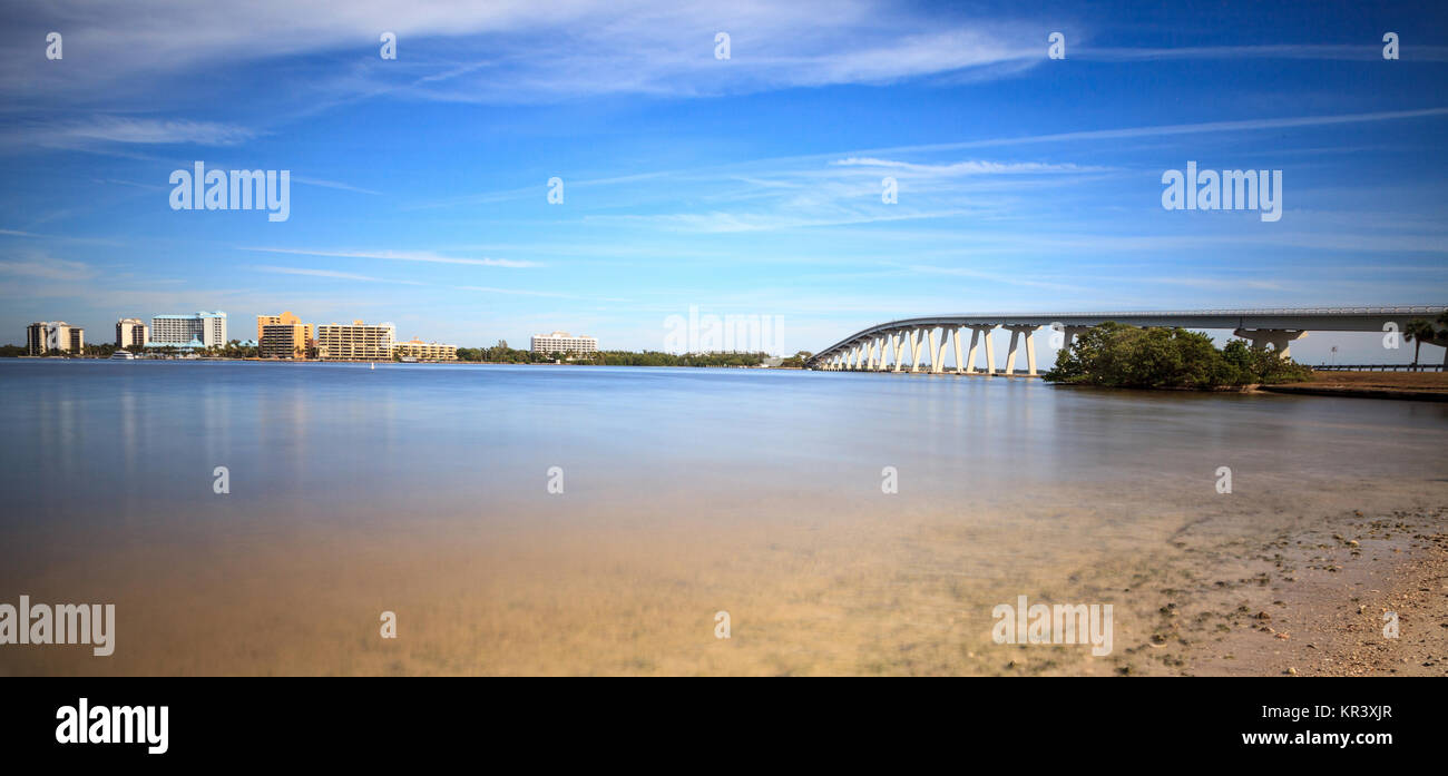 Blick vom Strand von Sanibel Causeway Bridge, die Kreuze San Carlos Bay in Sanibel Island, Florida zu führen. Stockfoto