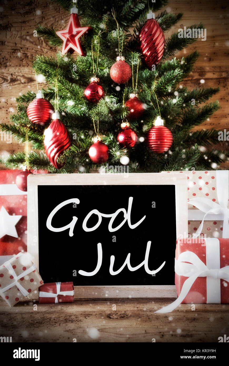 Weihnachtskarte für Seasons Greetings. Weihnachtsbaum mit Kugeln. Geschenke oder präsentiert In der Vorderseite des Holz- Hintergrund. Schiefertafel mit schwedischen Text Gott Aug bedeutet Frohe Weihnachten Stockfoto