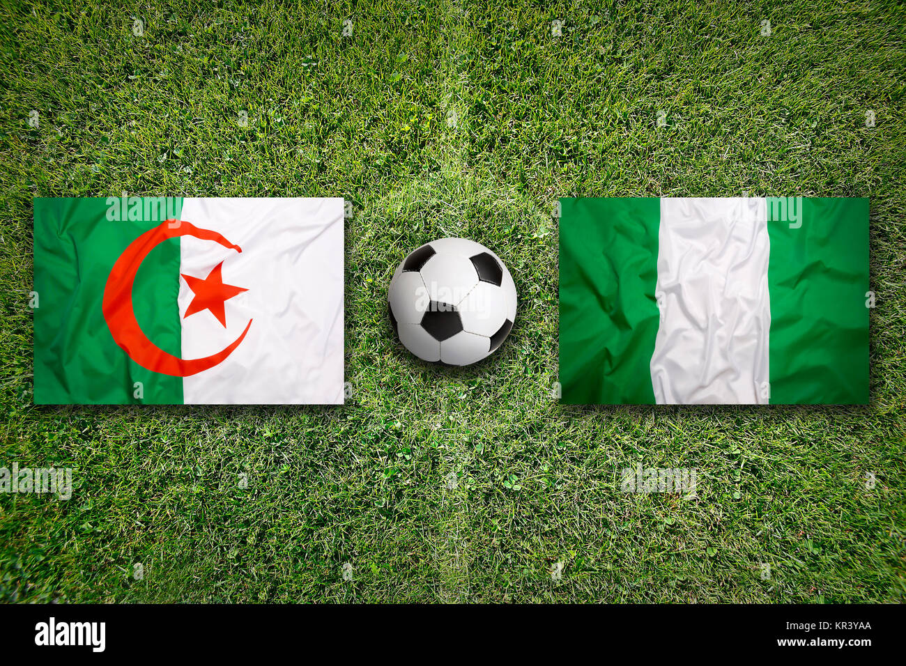 Nigeria vs. Algerien Fahnen auf grüne Fußballplatz Stockfotografie - Alamy