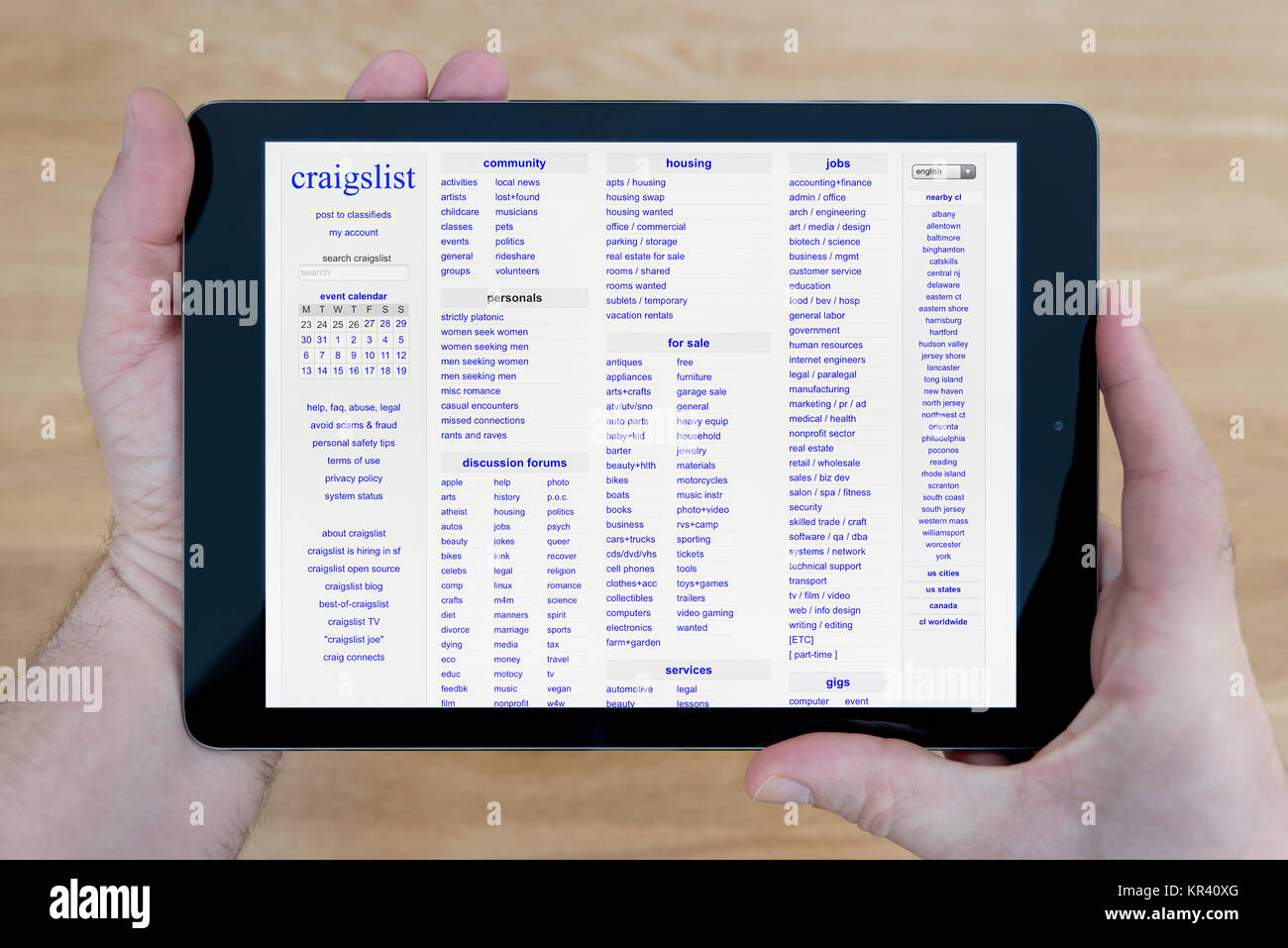 Ein Mann Schaut Auf Die Craigslist Website Auf Seinem Ipad Tablet