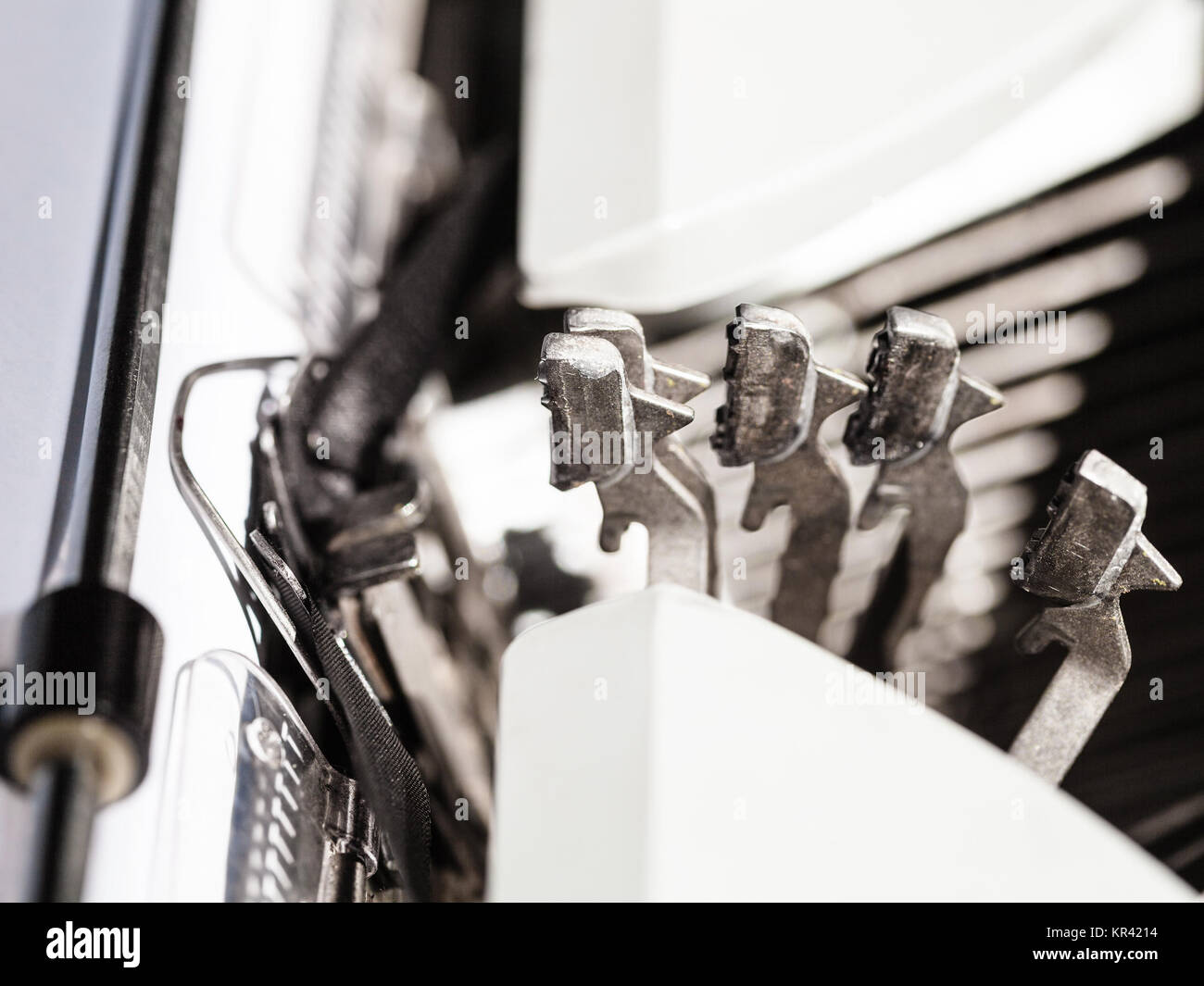 Vielen typebars arbeitet während der Arbeit an der Schreibmaschine Stockfoto