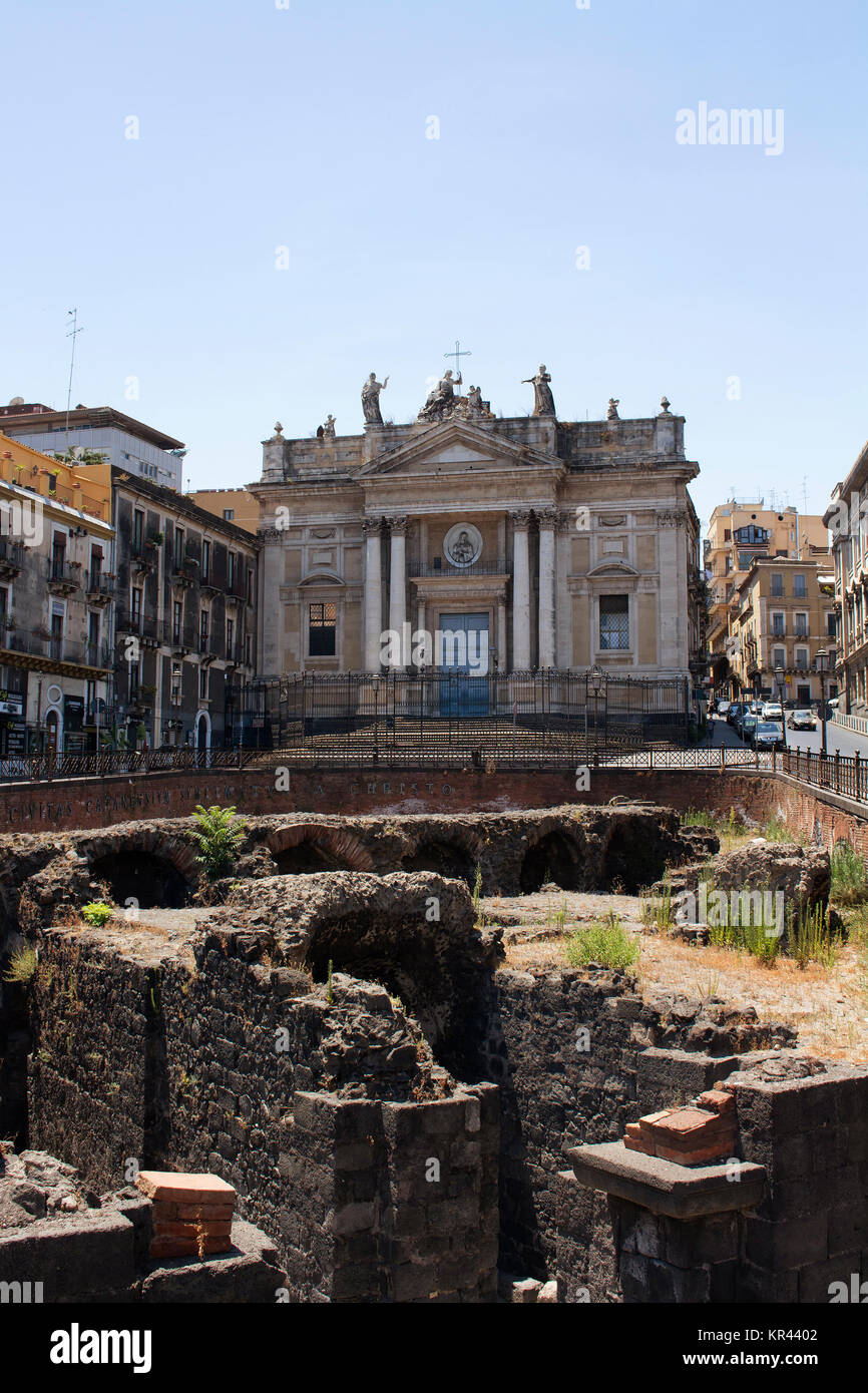 Blick auf das römische Amphitheater von Catania und die Kirche von San Biagio in der Nähe der Piazza Stesicoro. Es wurde um 300 v. Chr. erbaut. Stockfoto