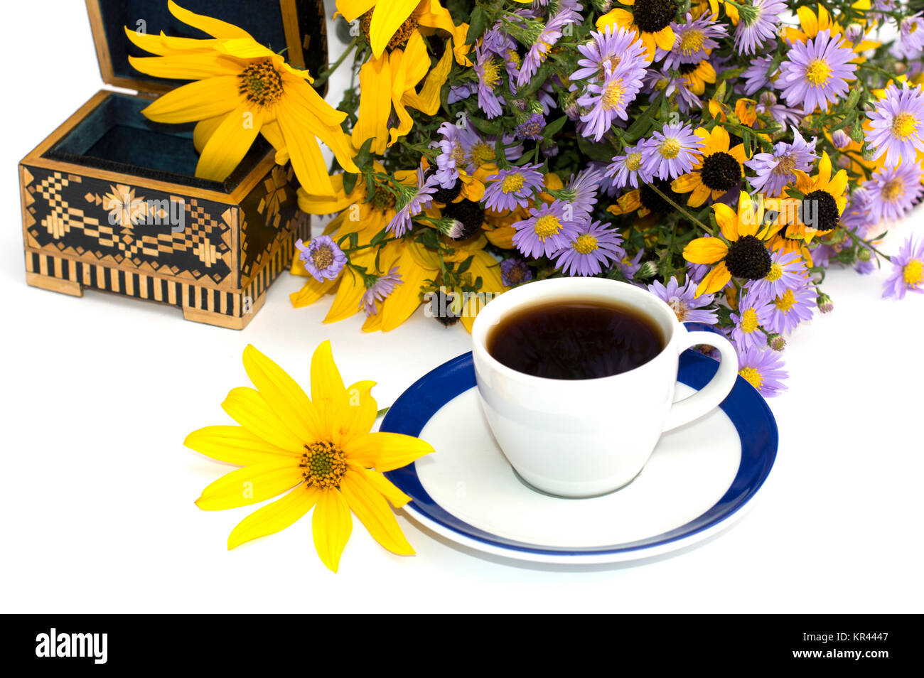 Kaffee, offenen Sarg und wilde Blumen, Stillleben, isolieren Stockfoto
