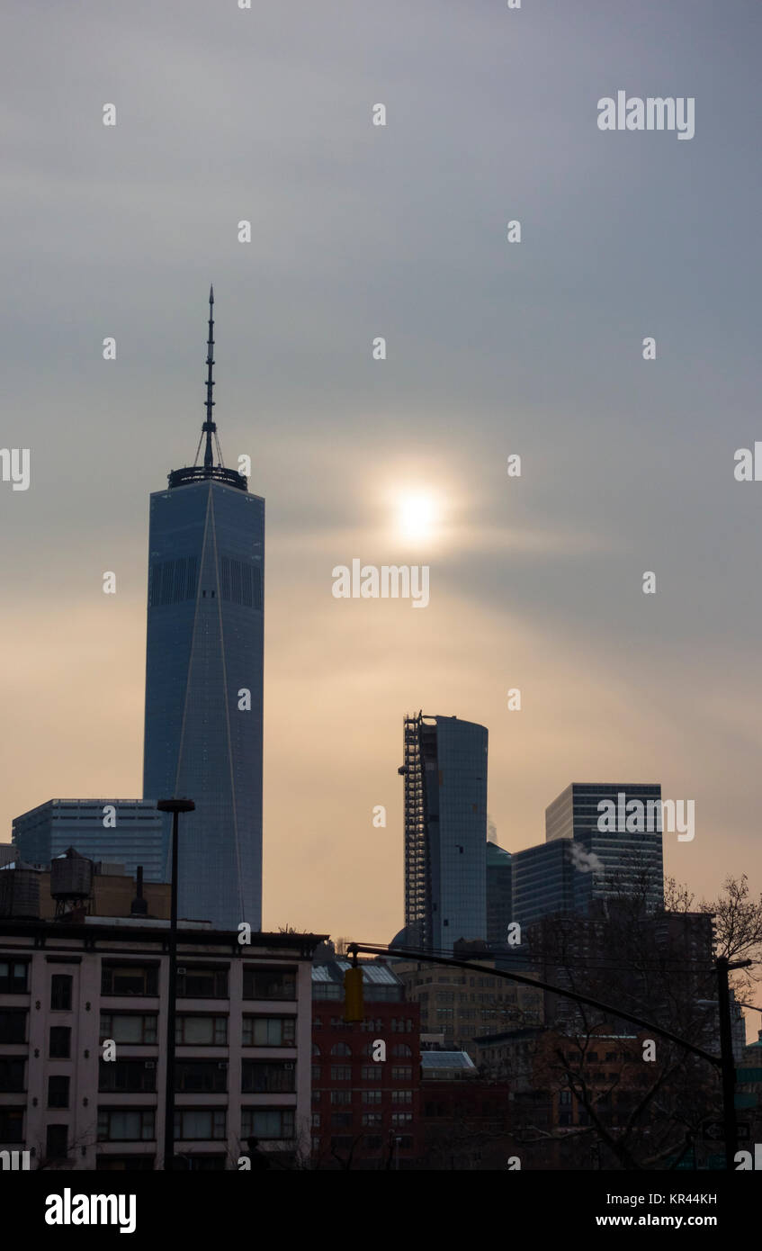 World Trade Center Tower 1, Freedom Tower, gegen die untergehende Sonne gesetzt Stockfoto