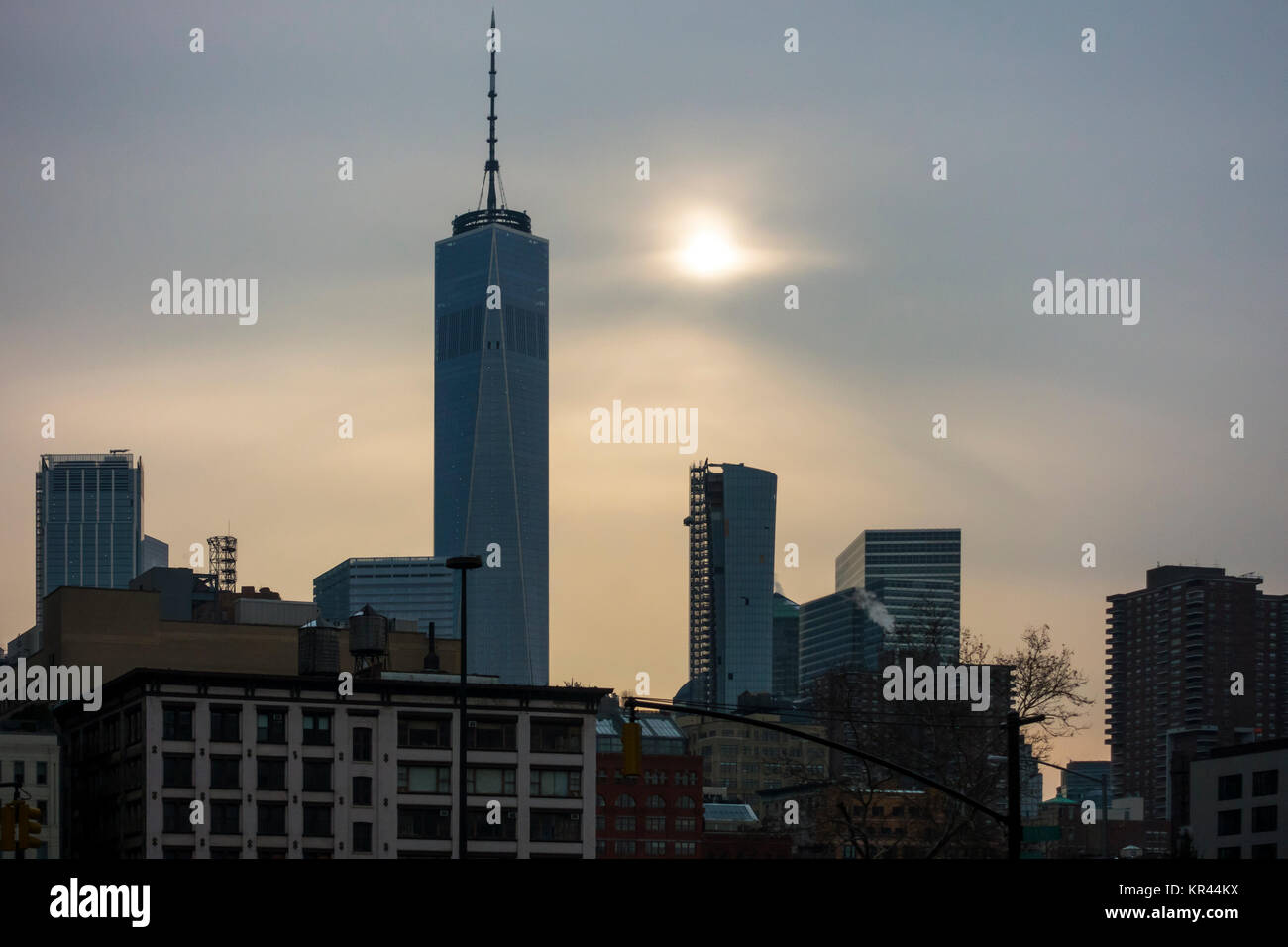 World Trade Center Tower 1, Freedom Tower, gegen die untergehende Sonne gesetzt Stockfoto