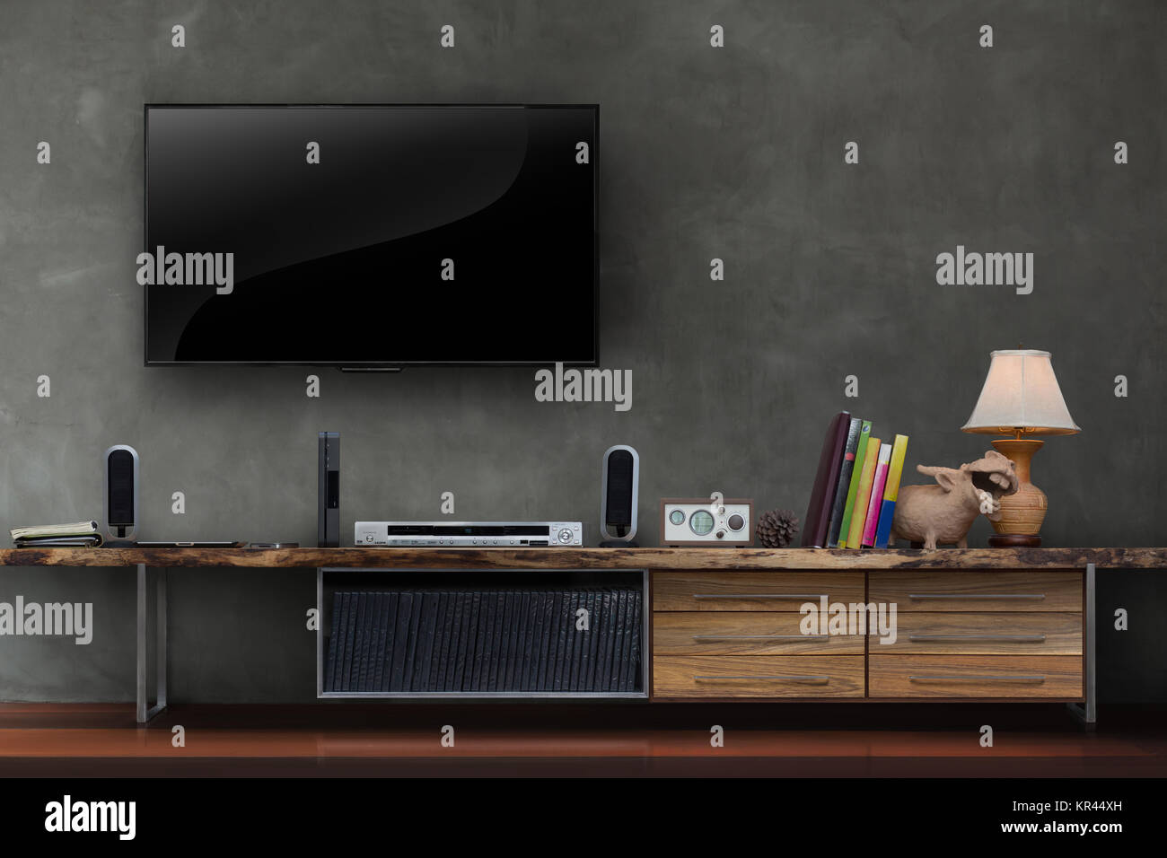 Tv auf Betonwand mit Holz- Medien Möbel led Stockfoto