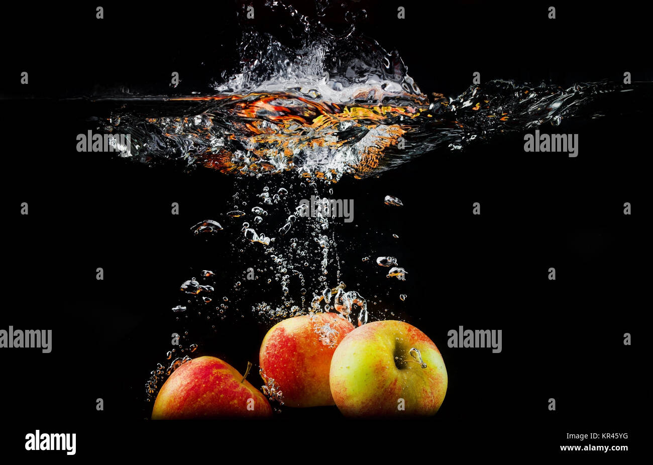 Äpfel im Wasser Stockfoto