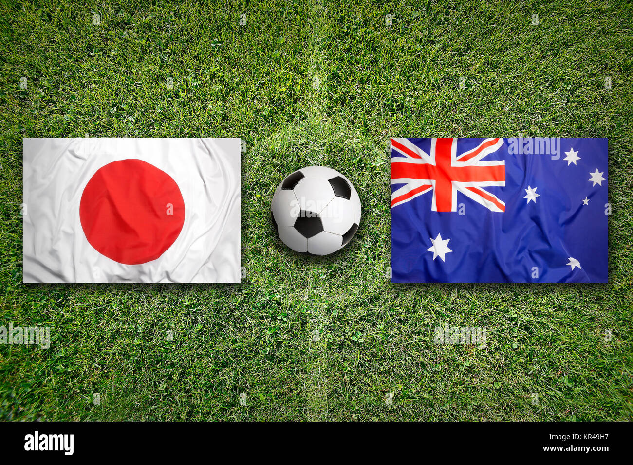 Japan gegen Australien Flaggen auf Fußball-Feld Stockfotografie - Alamy