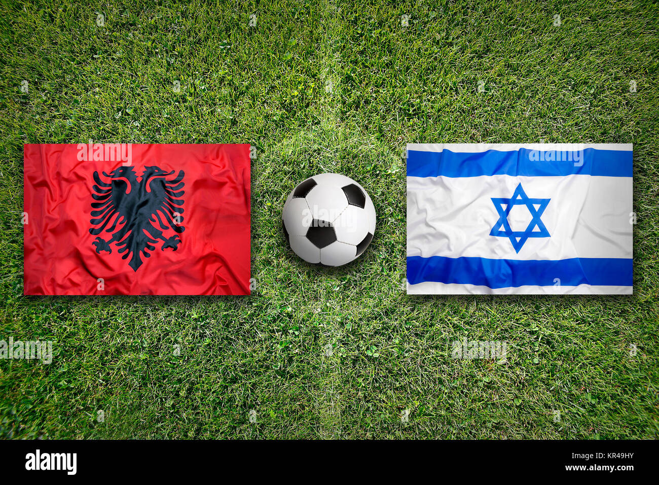 Albanien gegen Israel Flaggen auf Fußball-Feld Stockfoto