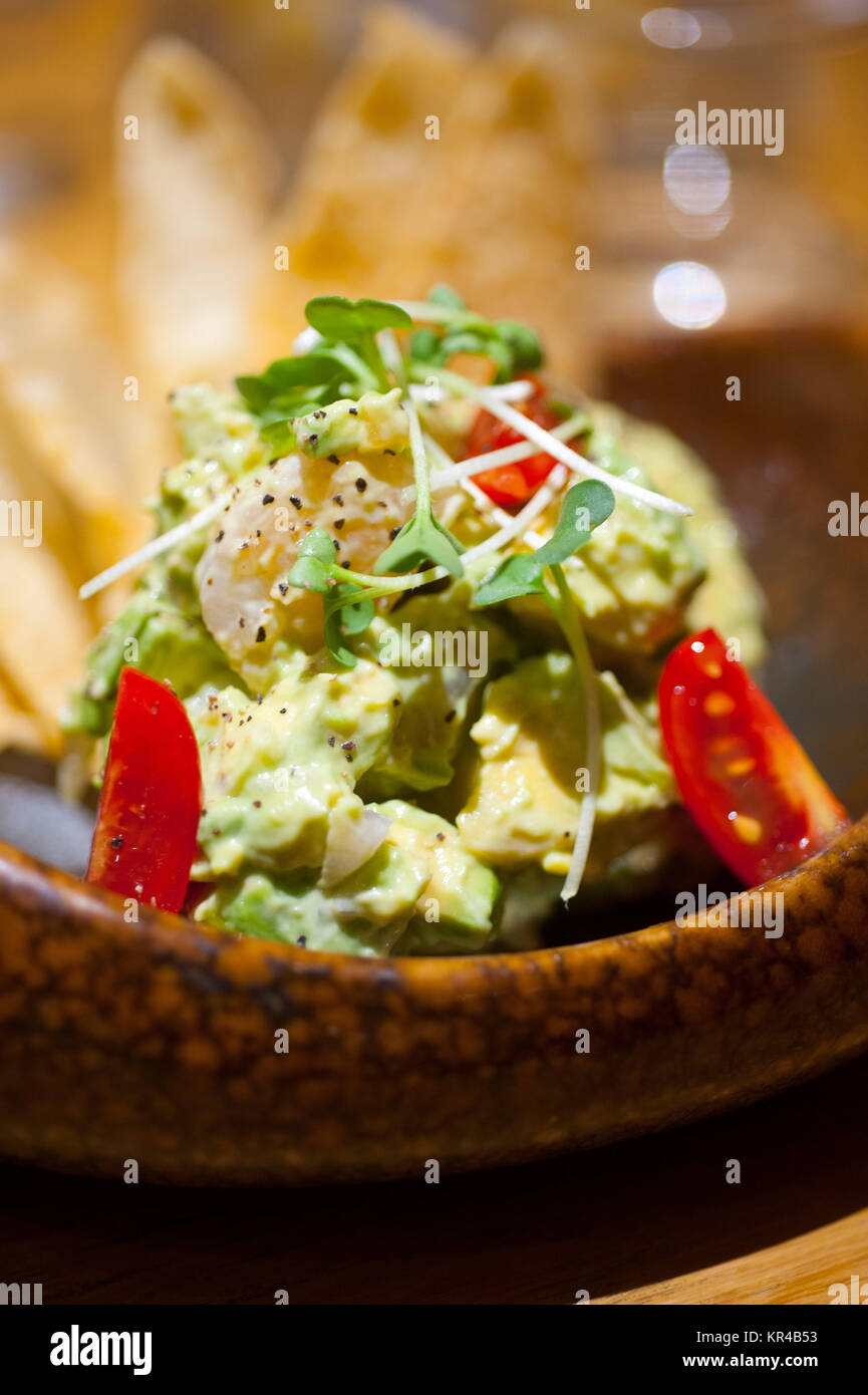 Salat mit Avocado und Garnelen Stockfotografie - Alamy