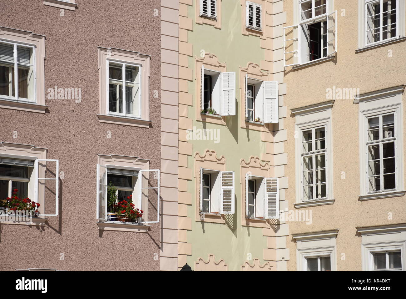 salzburg, Universitätsplatz, Stadtzentrum, historisch, Fenster, Häuser, Altstadt, Klosterstadt Stockfoto