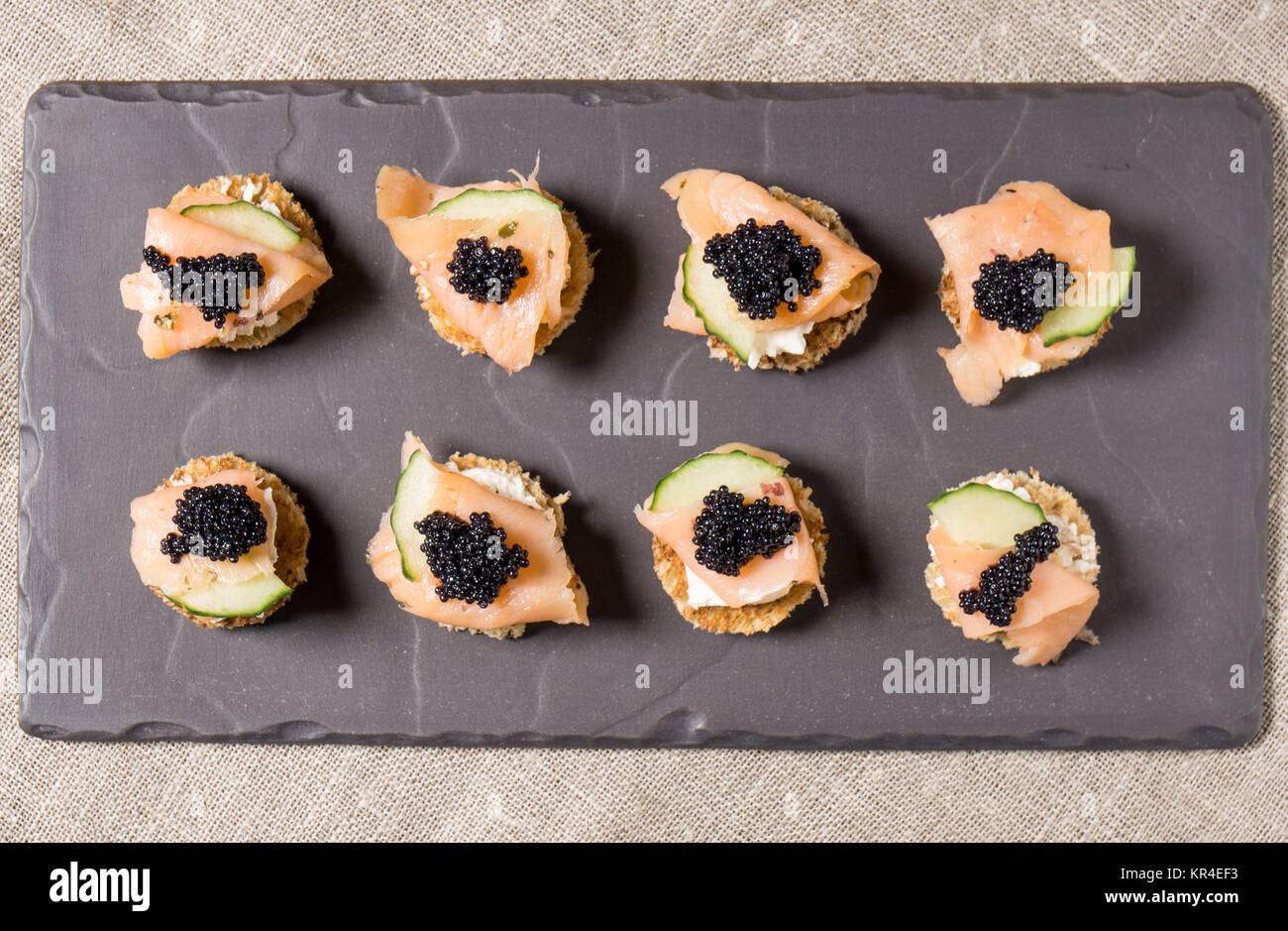 Geräucherter Lachs Canapés mit saurer Sahne und Kaviar Stockfotografie ...