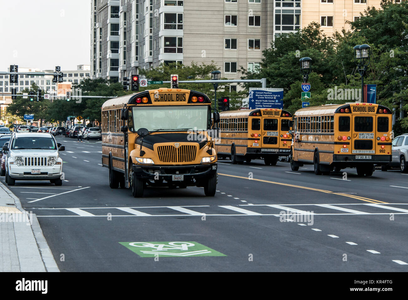 BOSTON UNITED STATES 05.09.2017 - typische amerikanische yellow School Bus drinving in der Mitte der Stadt von Boston Stockfoto