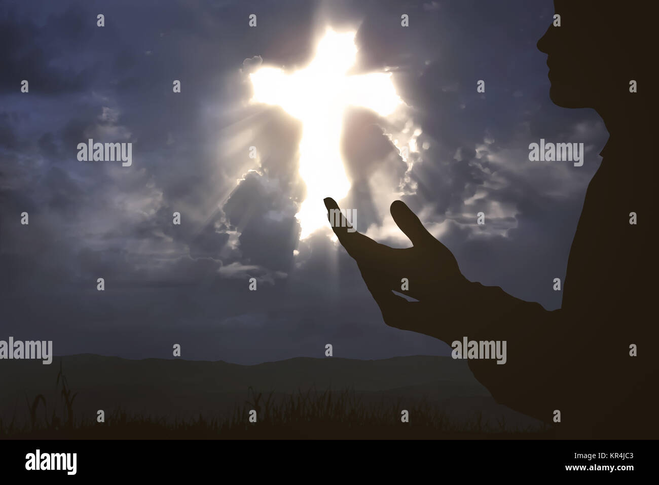 Silhouette der Mann die Hand und Beten auf dem Hügel zu Gott Stockfoto