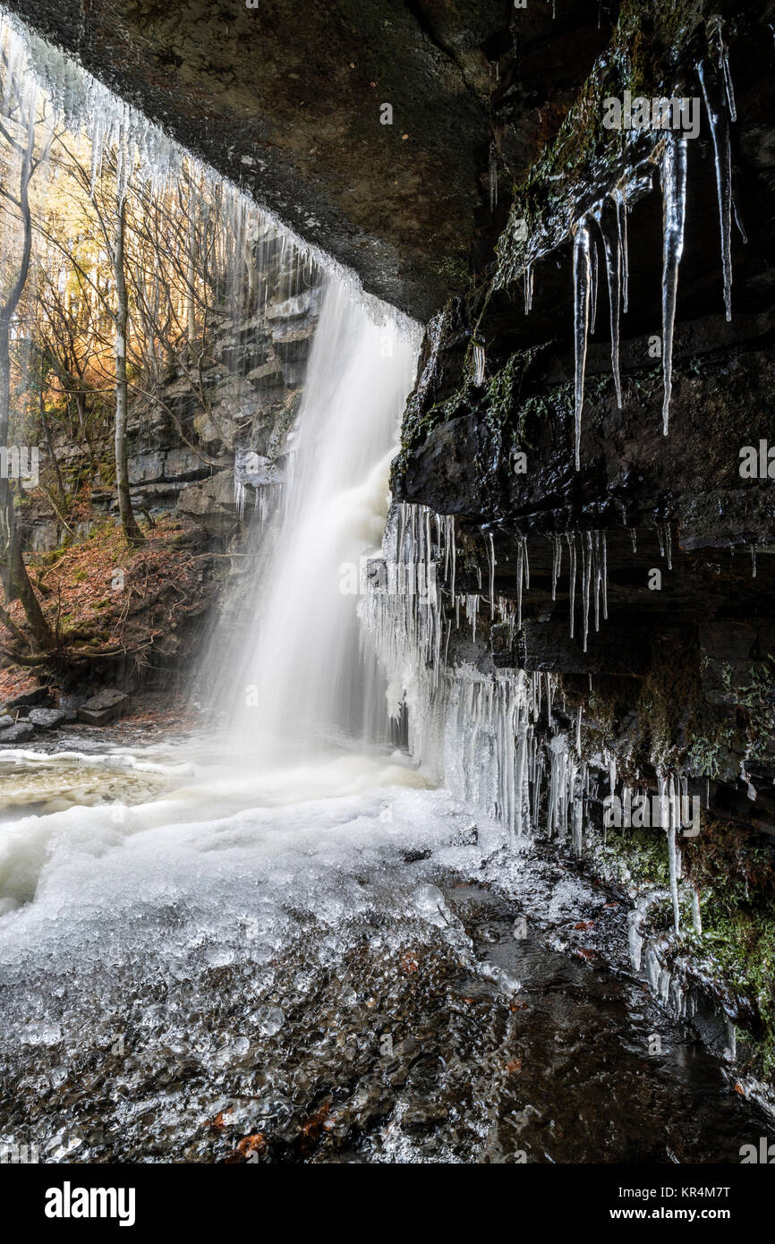 Gibson's Höhle und eine teilweise gefrorenen Summerhill Kraft, Bowlees, Obere Teesdale, County Durham, UK. Stockfoto