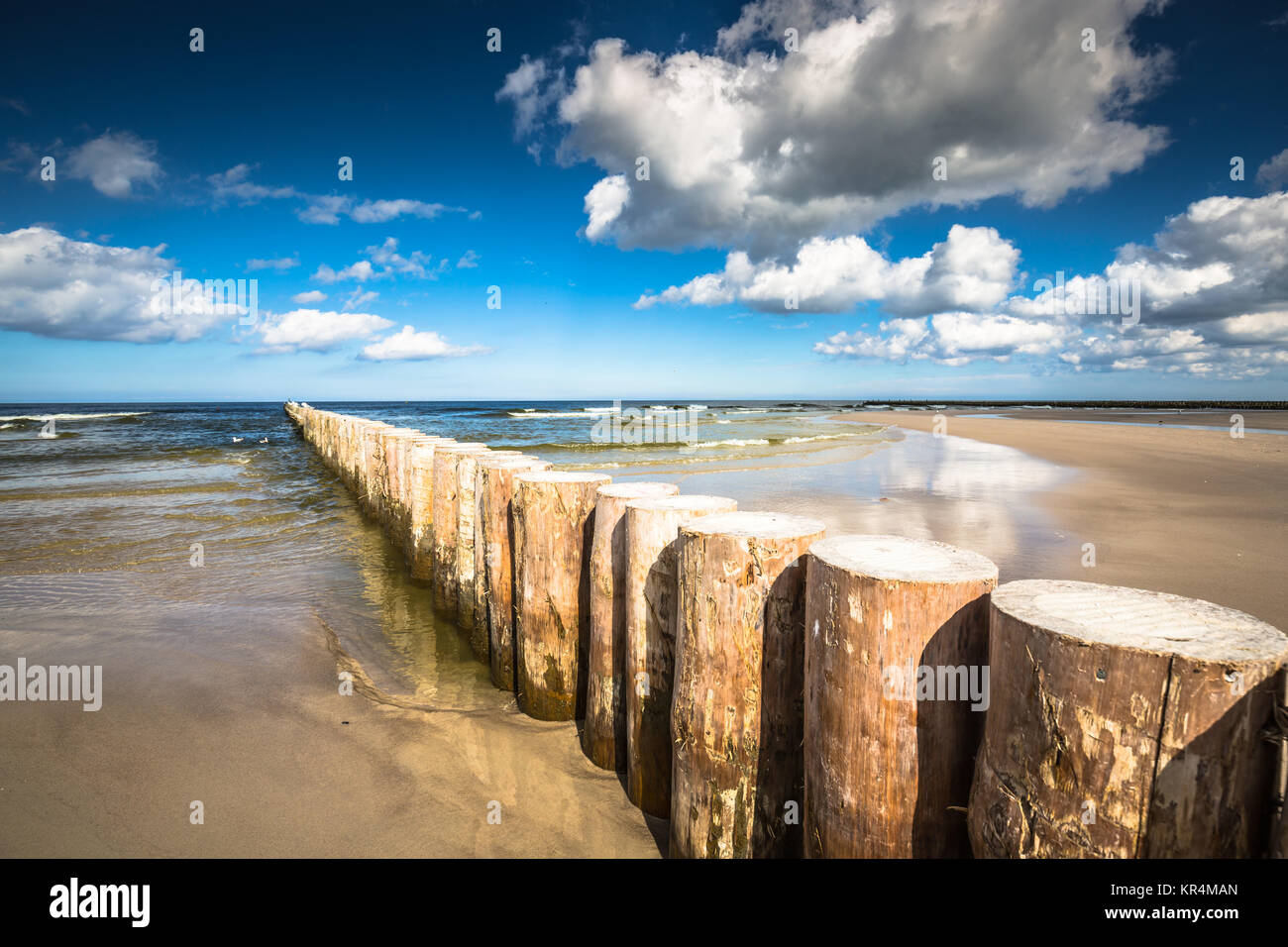 Hölzernen Wellenbrecher an Leba Sandstrand am späten Nachmittag, Ostsee, Polen Stockfoto