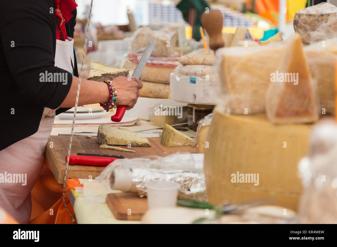 Käsemarkt. Große Auswahl an Käse. Stockfoto