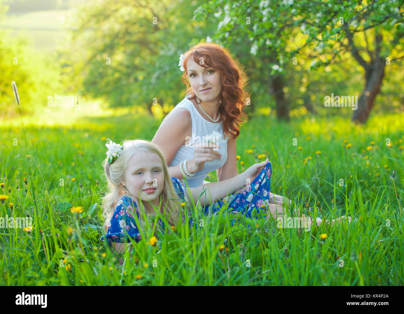 Schöne Mutter und Tochter nett lächeln und posieren Stockfoto