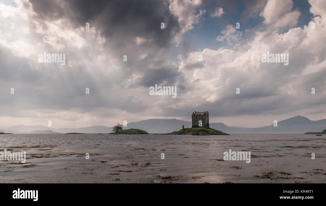 Castle Stalker, auch als das Schloss von Aaaaarrrrrggghhh von Monty Python und der Heilige Gral, einem traditionellen Clan Schloss steht auf einer kleinen Küstenstadt bekannt Stockfoto