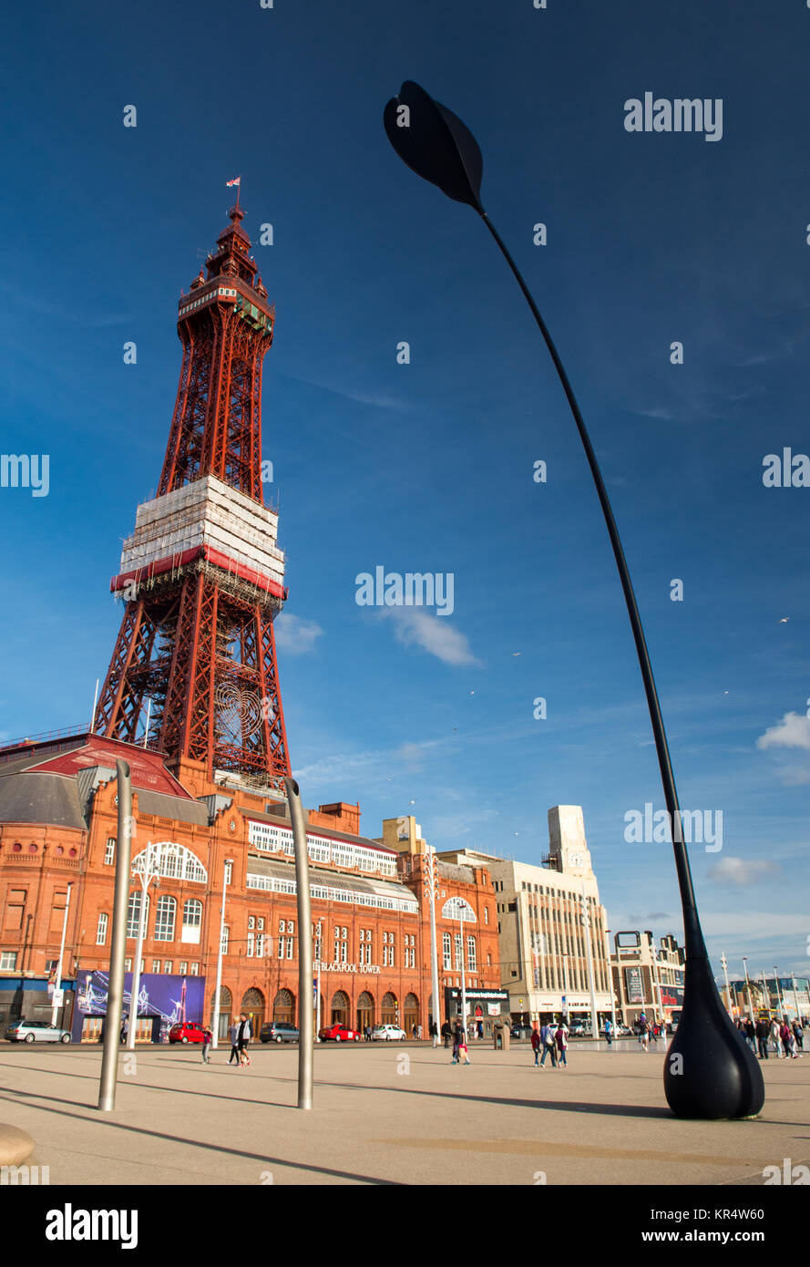 Blackpool, England, Großbritannien - 1 August 2015: Ein dart Skulptur an der Küste von Blackpool, mit der Blackpool Tower hinter an einem Sommernachmittag. Stockfoto