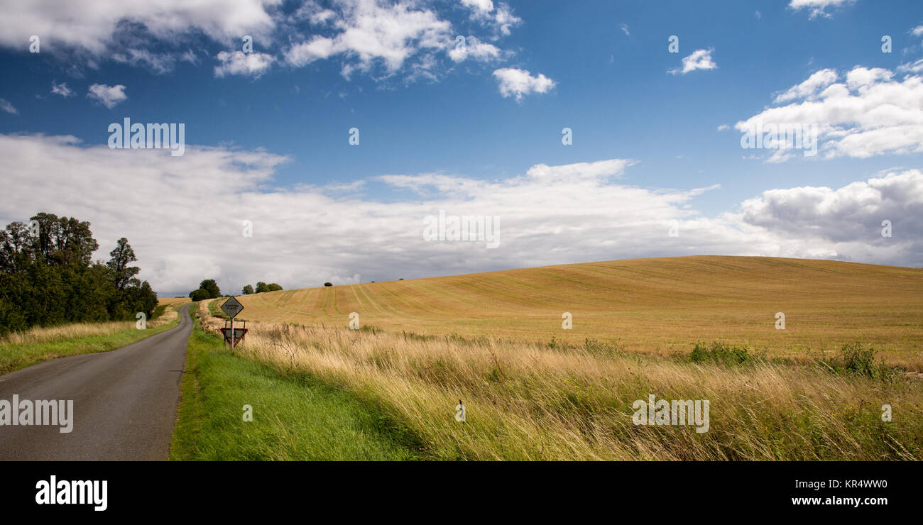 Weide Felder bedecken die Hügel des englischen Midlands an Transor Wold in der Nähe von Oundle, Northamptonshire. Stockfoto