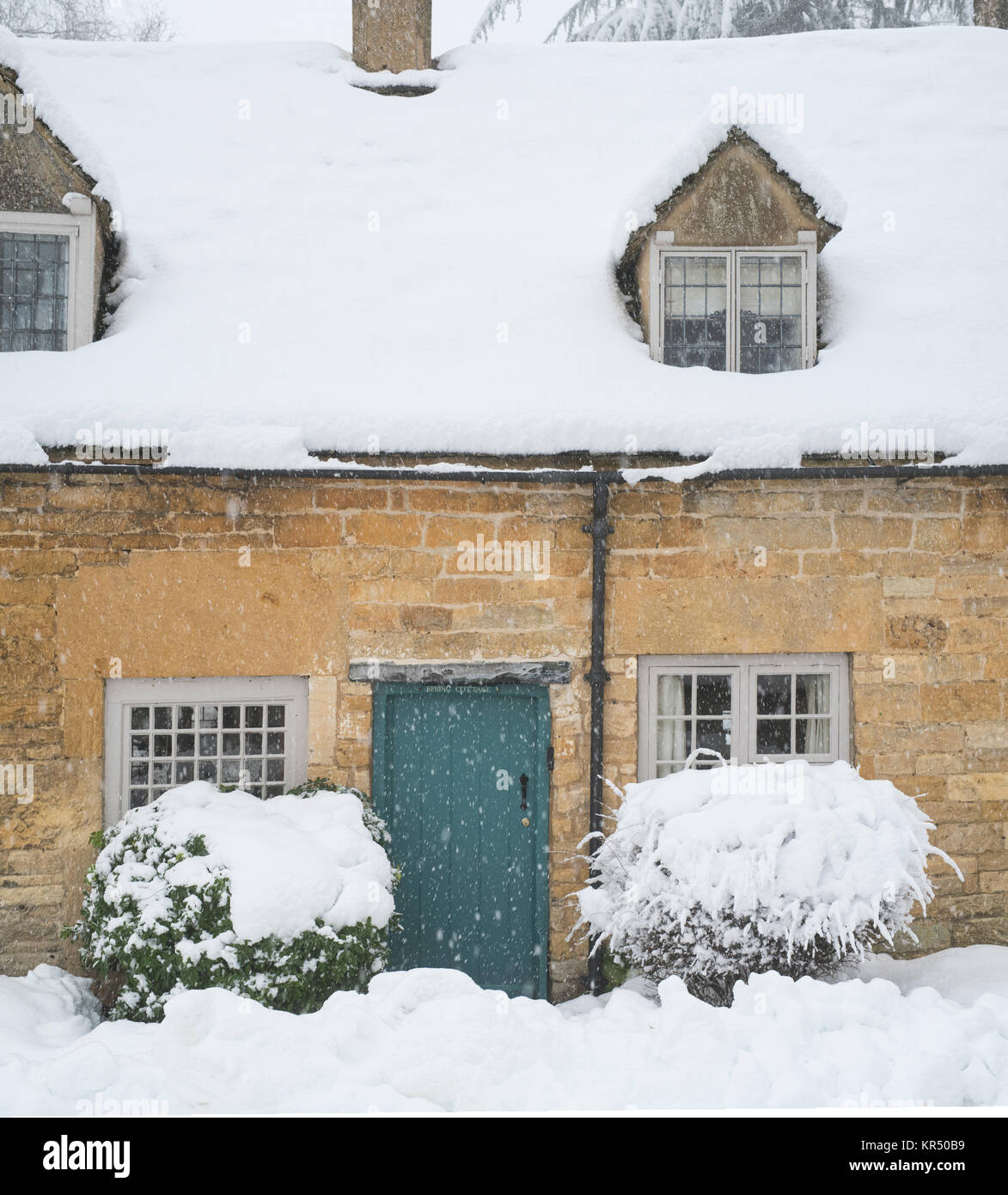Ferienhaus in Snowshill Dorf im Schnee im Dezember. Snowshill, Cotswolds, Gloucestershire, England Stockfoto