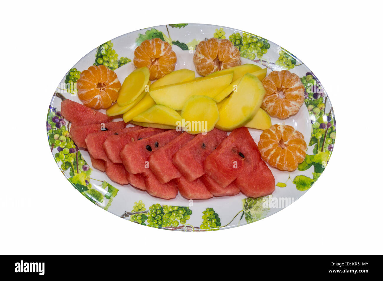 Platte von Obst - Mandarinen, Mango, Wassermelone auf weißem Hintergrund Stockfoto