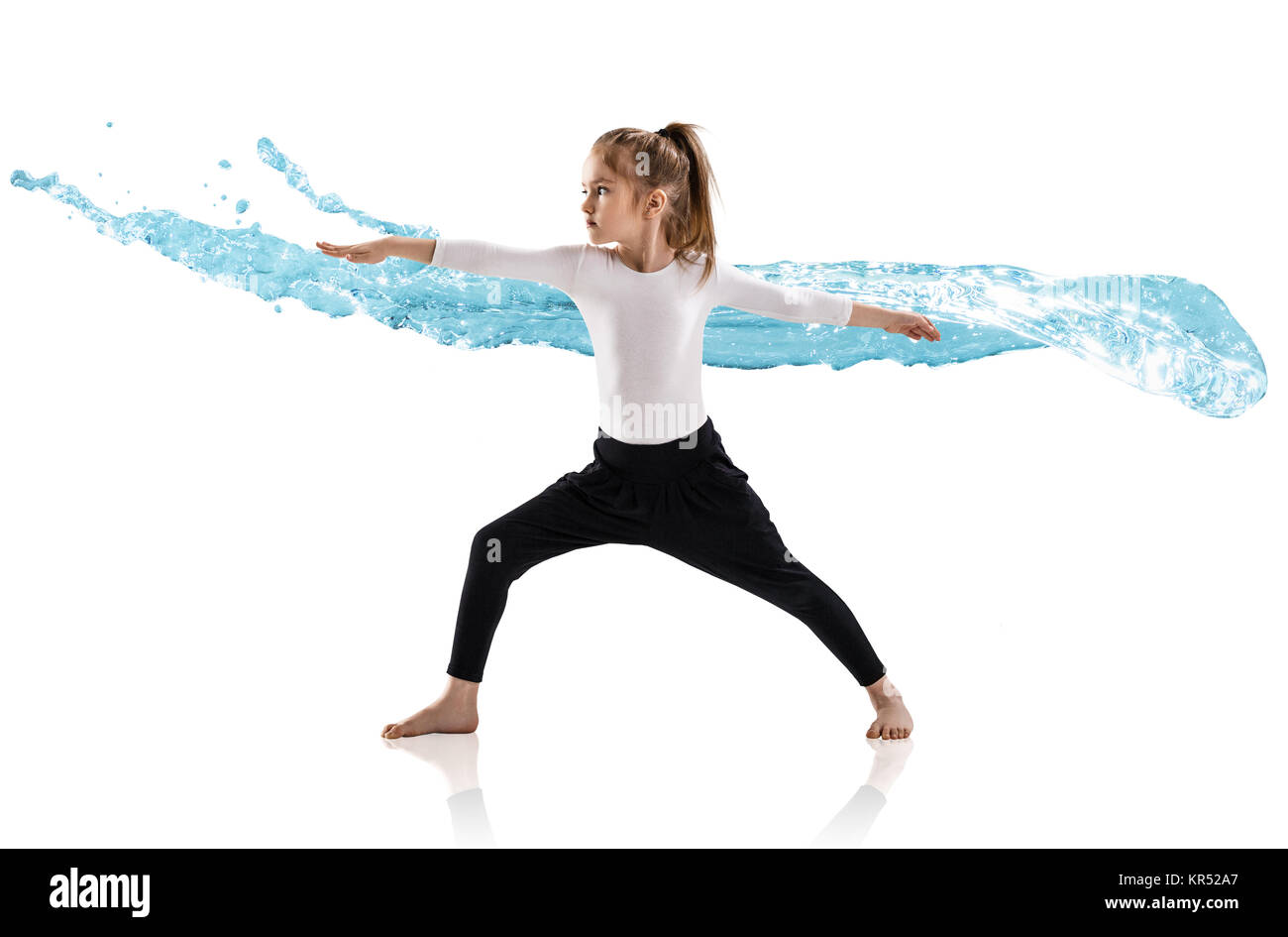 Kleines Mädchen Yoga im Wasser spritzt. Stockfoto