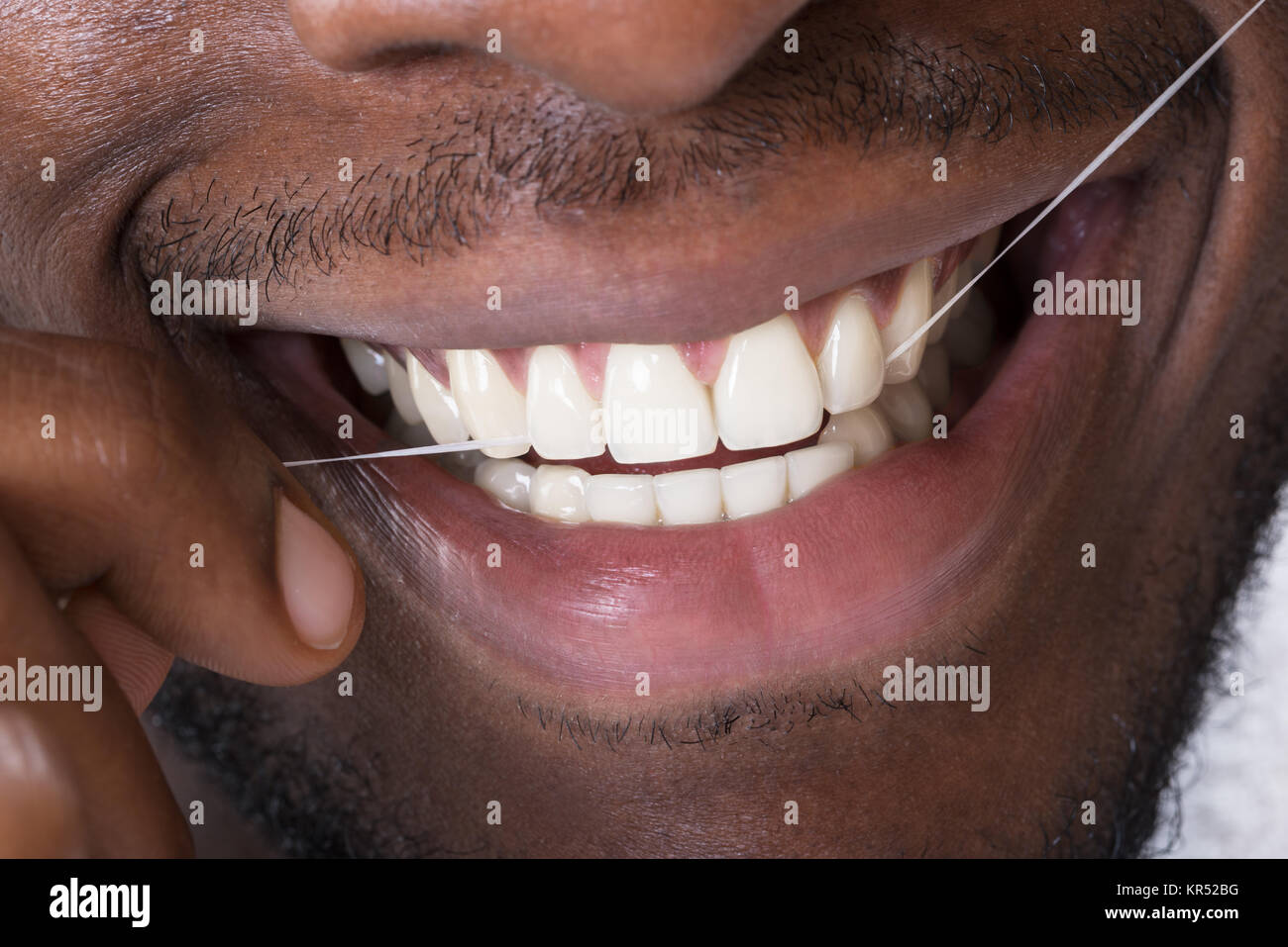 In der Nähe eines Menschen, seine Zähne reinigen Stockfoto