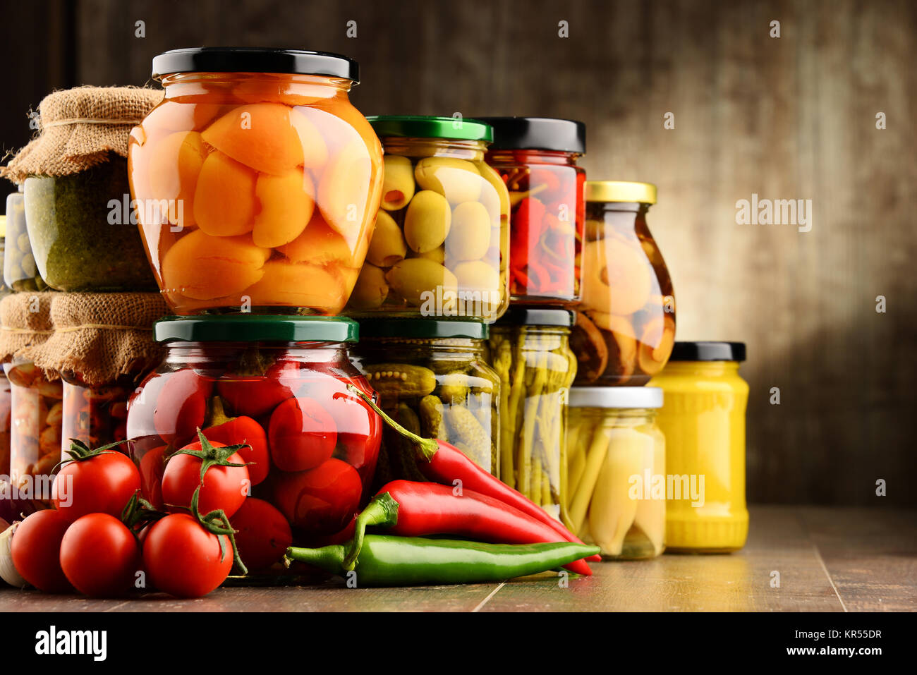 Gläser mit unterschiedlichsten eingelegtes Gemüse Stockfotografie - Alamy