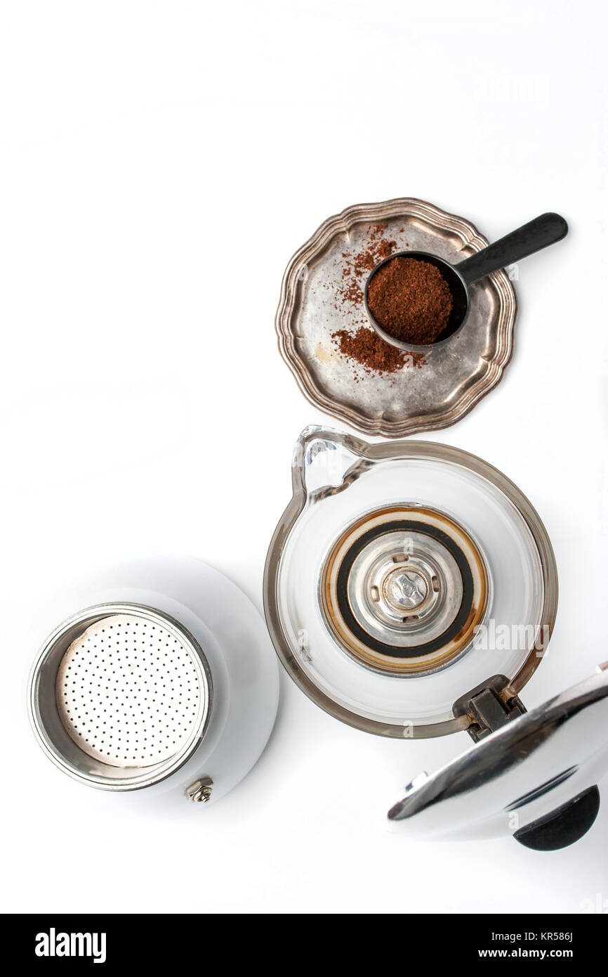 Kaffeemaschine und vintage Metallplatte mit Kaffee auf dem weißen Hintergrund vertikal Stockfoto
