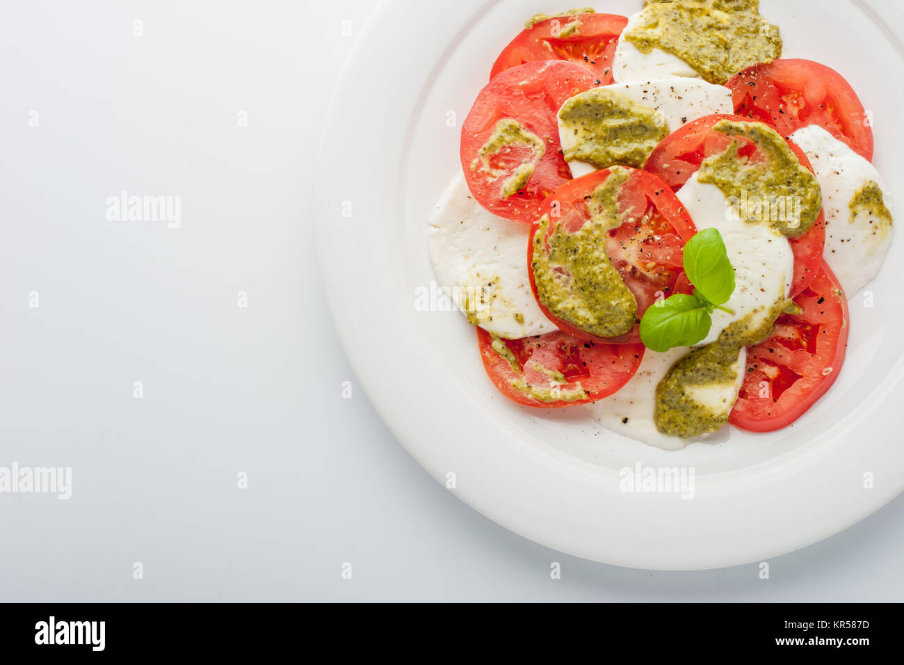 Tomaten und Mozzarella Salat Draufsicht Stockfoto