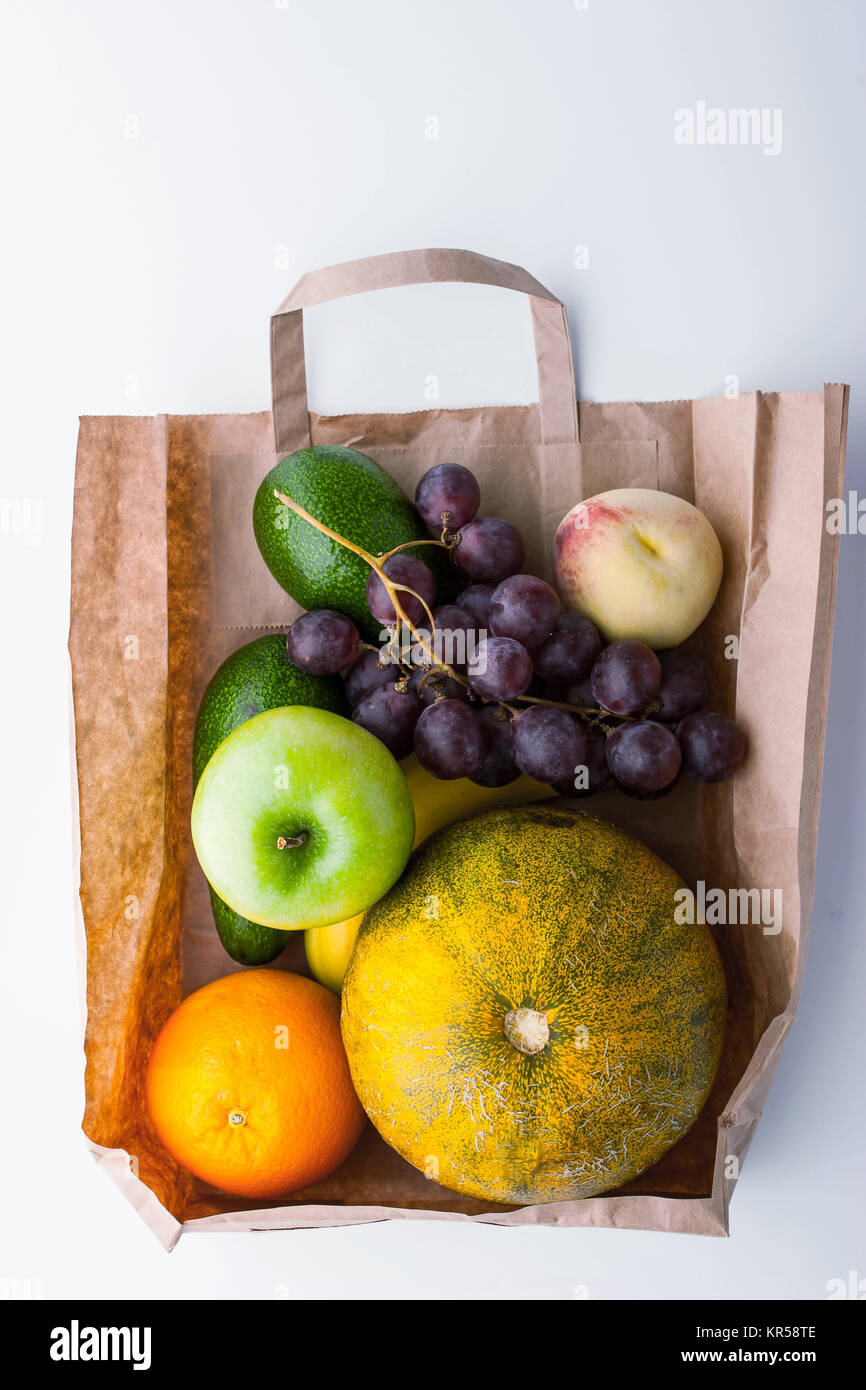Verschiedene Früchte in einer Papiertüte Stockfoto