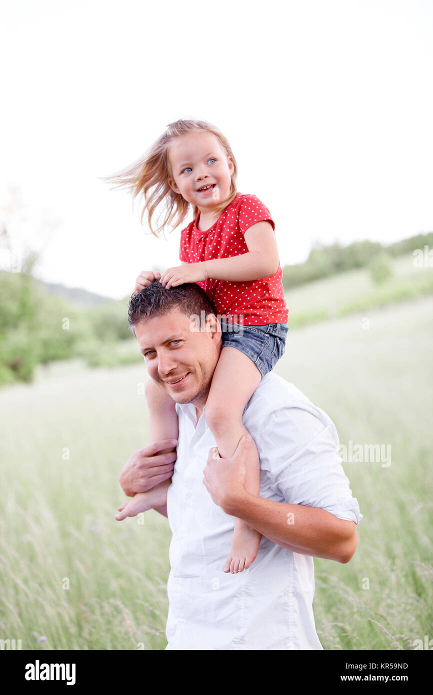 Vater mit Tochter in der Wiese Stockfoto
