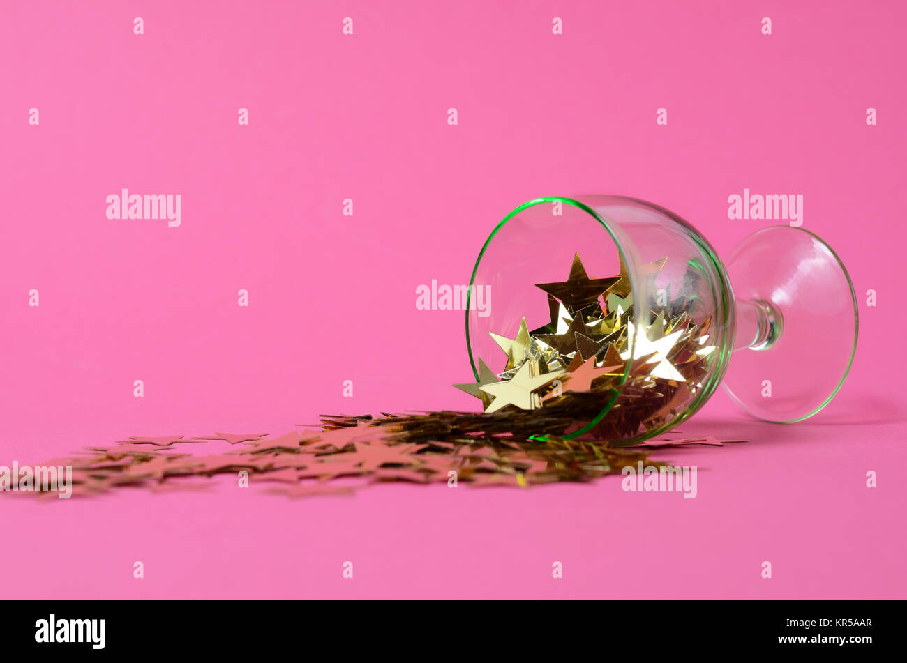 Neues Jahr Partei Plakat mit Still life Weinglas umwarf mit dekorativen Sterne auf einem rosa Hintergrund. Minimalistisches Konzept Stockfoto